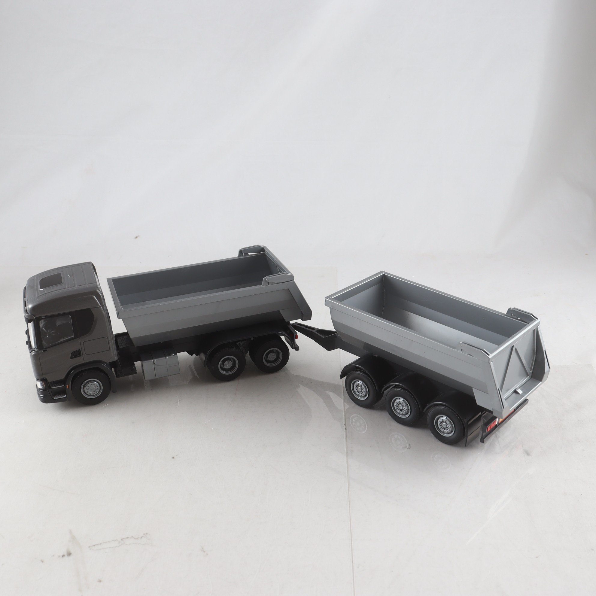 Lastbil, Emek, lastbil i plast.