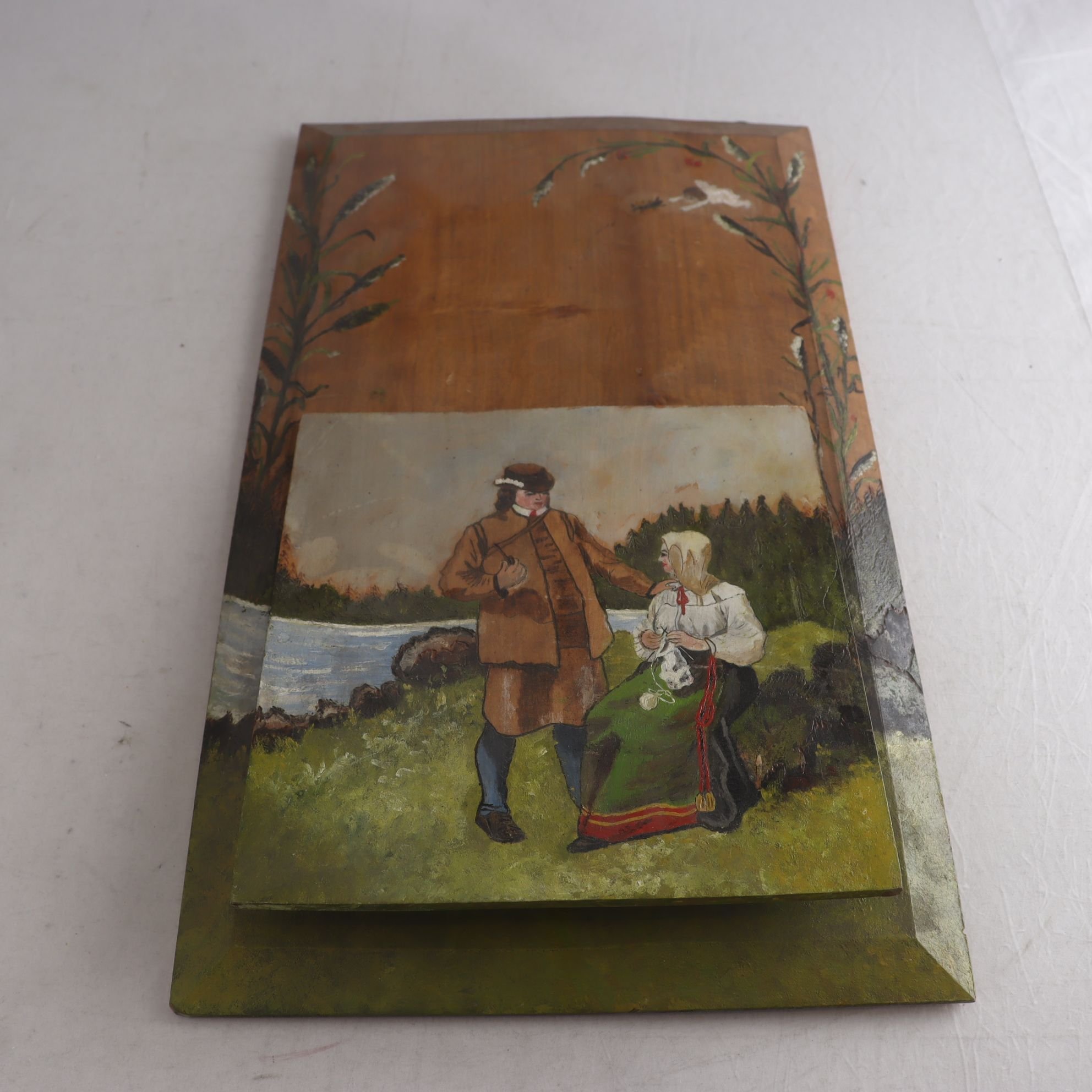 Tidningshållare, trä, målat par i allmogedräkter, Sverige. Samfraktas ej.
