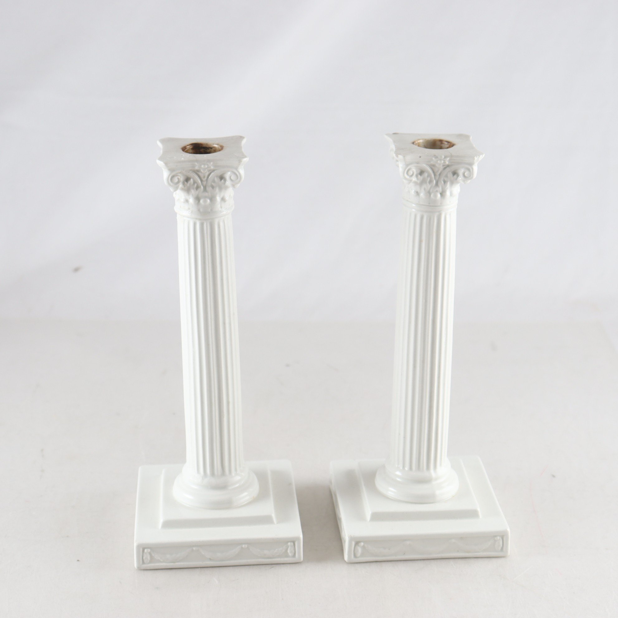 Ljusstakar, ett par, porslin, inpressat Gustavsberg, 1903. Samfraktas ej.