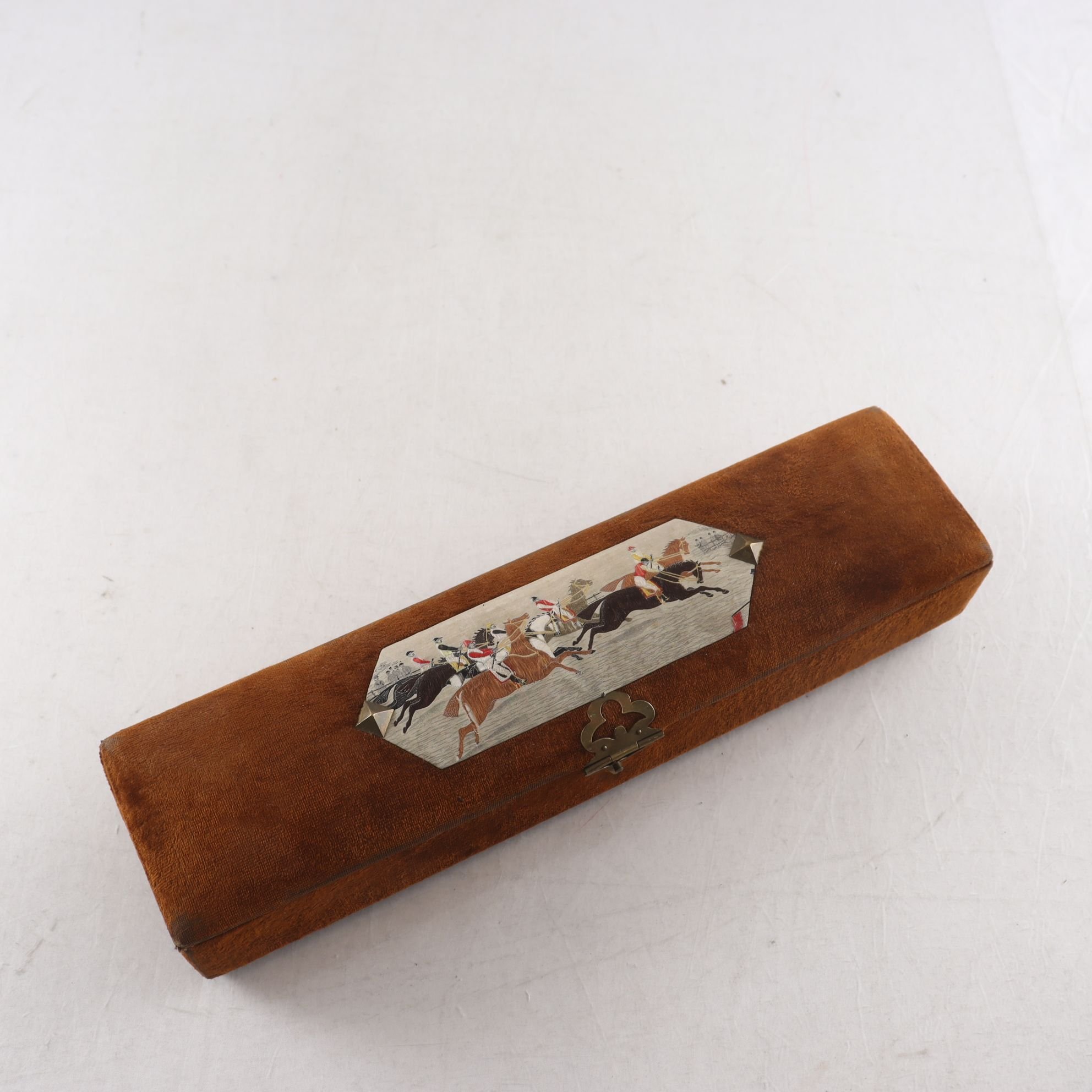 Sammetsklädd ask, broderat jaktmotiv, mässingsbeslag, 1800/1900-tal