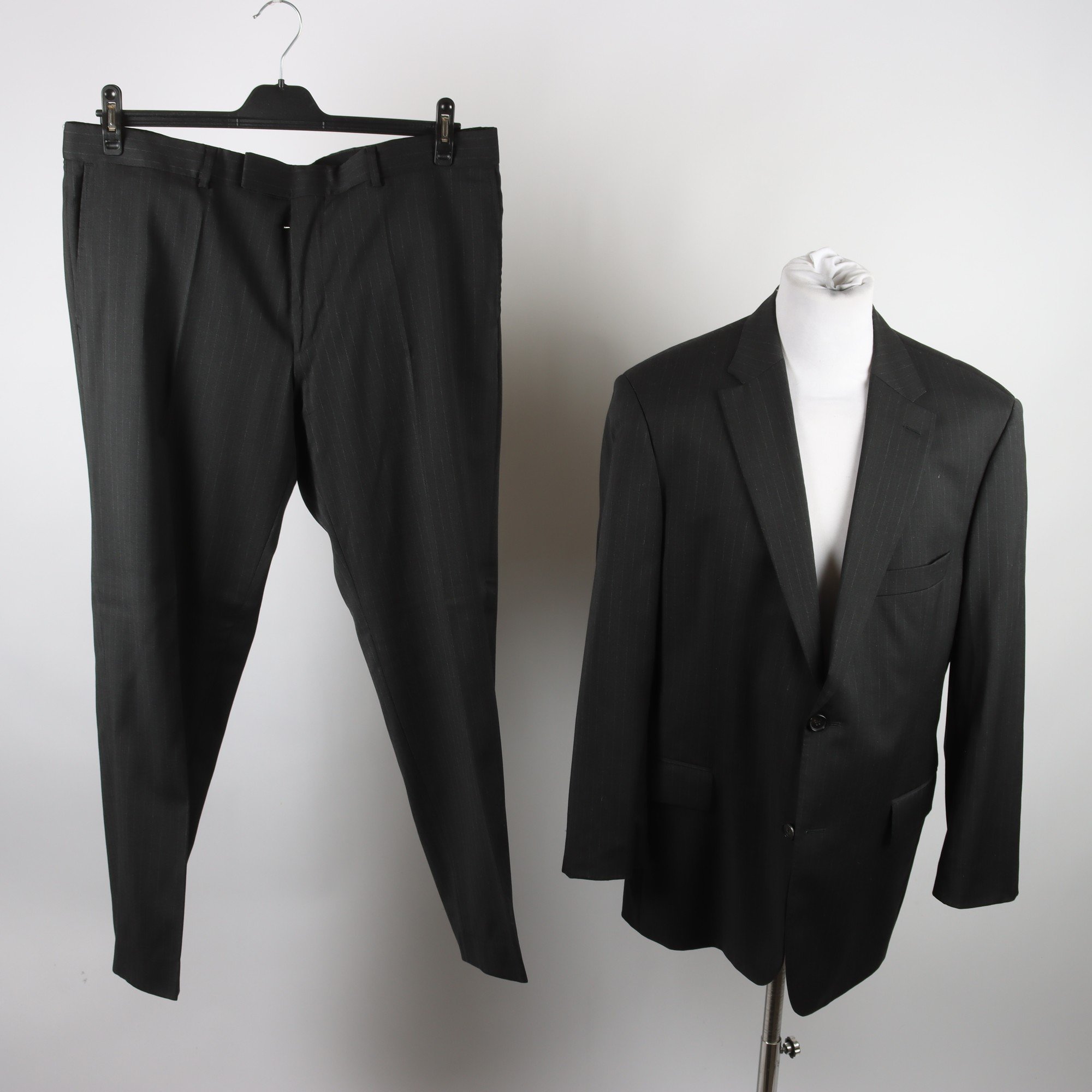 Kostym, Hugo Boss, grå/brun, randig, ull, stl. 56.