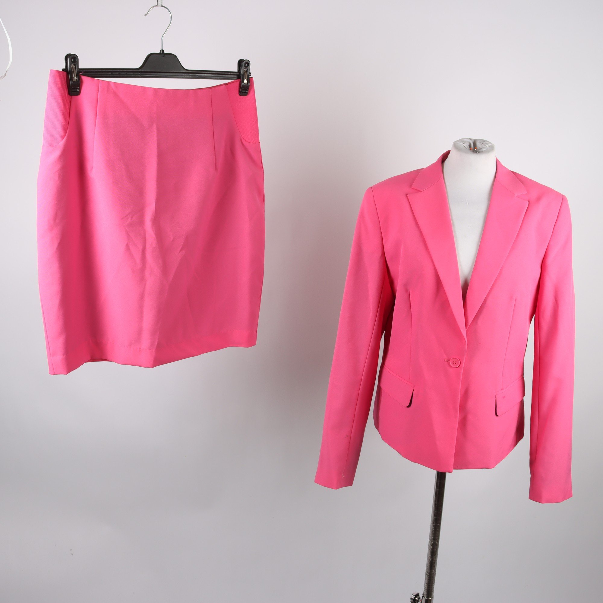 Kjol + kavaj, Opposuits, rosa, stl. 44.