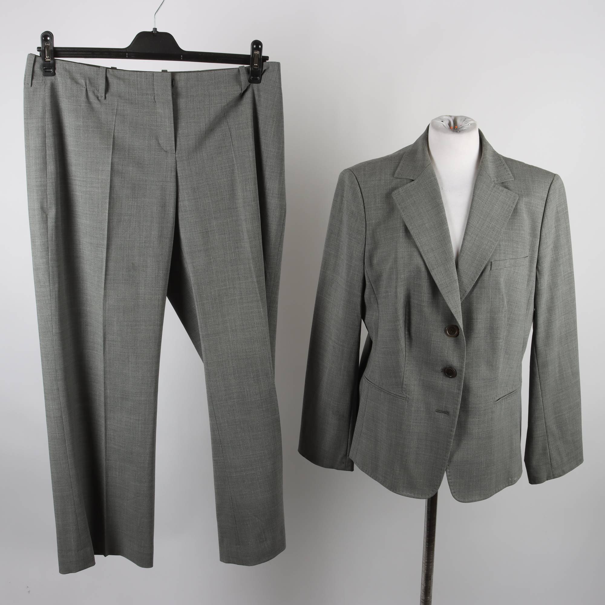 Kostym + kjol, Hugo Boss, grå, stl. 44.