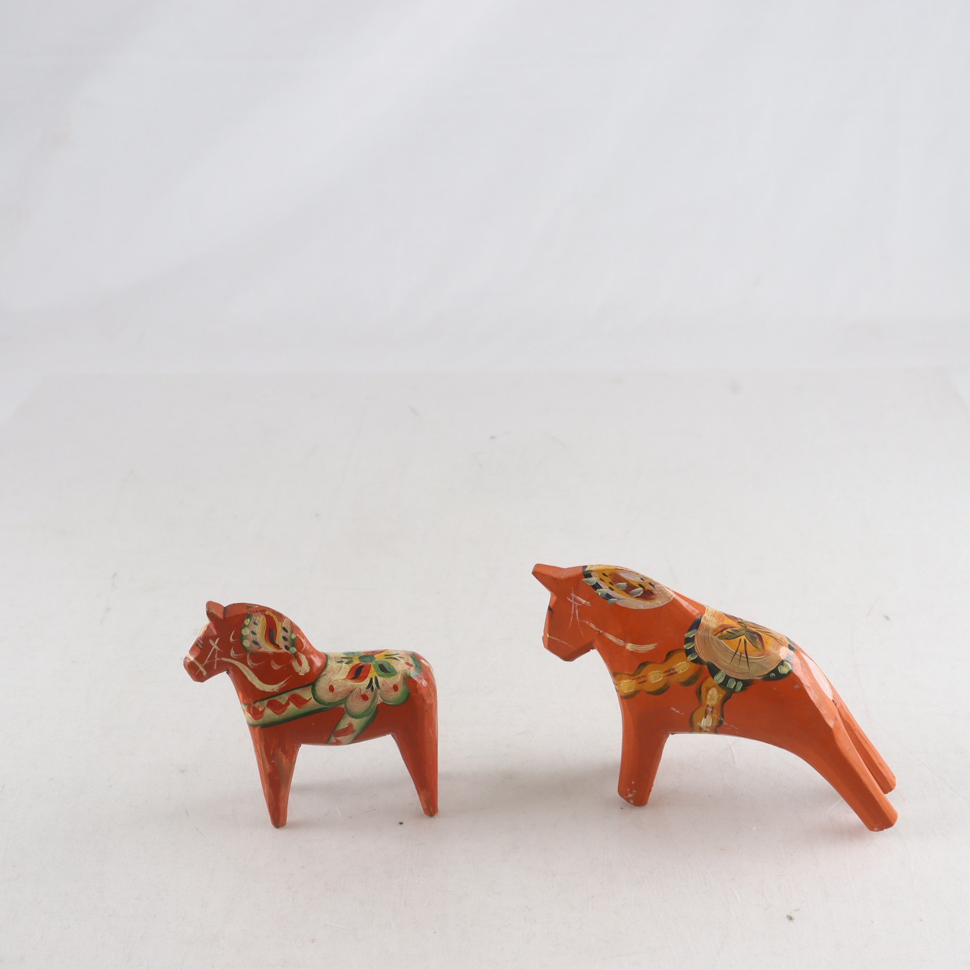 Dalahästar, bemålat trä, 2 st