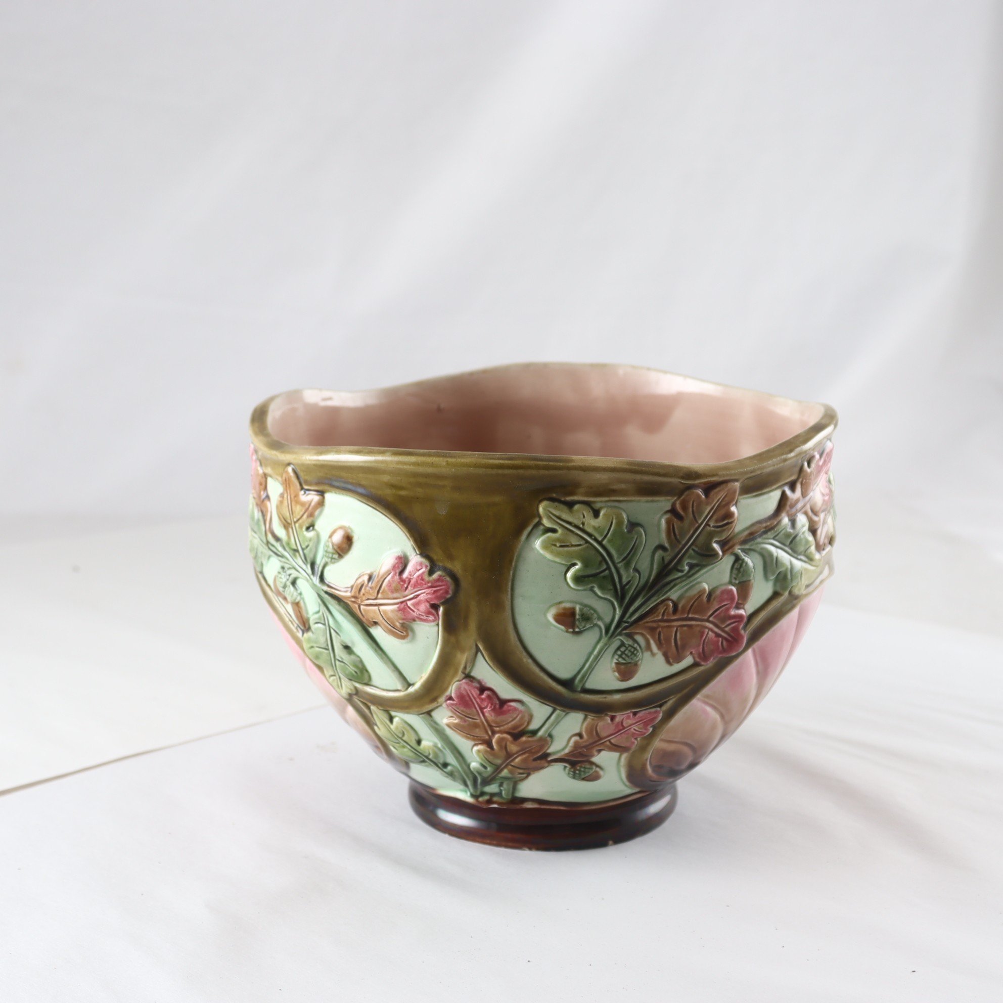 Ytterfoder, porslin, reliefdekor, majolika, sekelskiftet. Samfraktas ej.