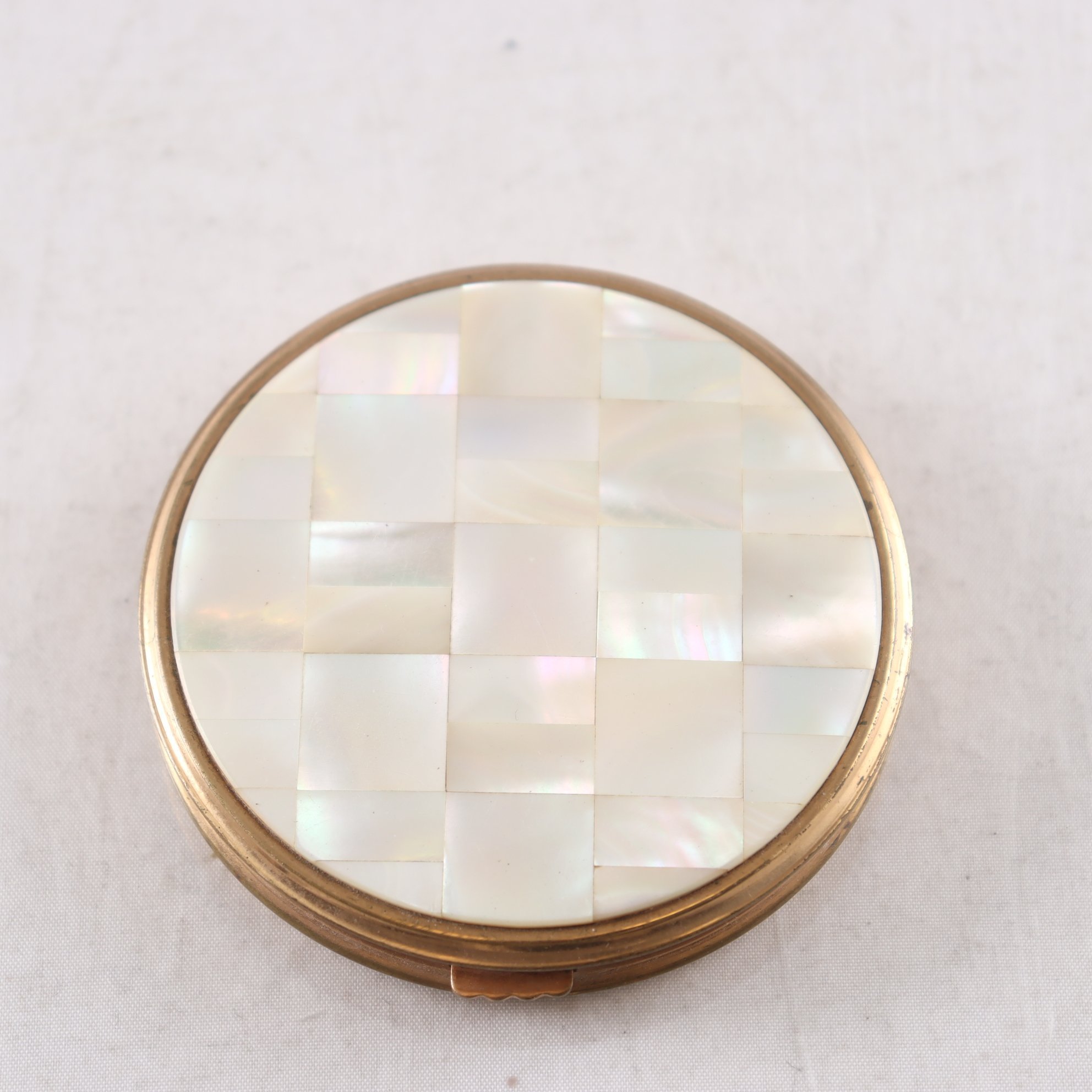 Puderdosa, gulmetall, pärlemor