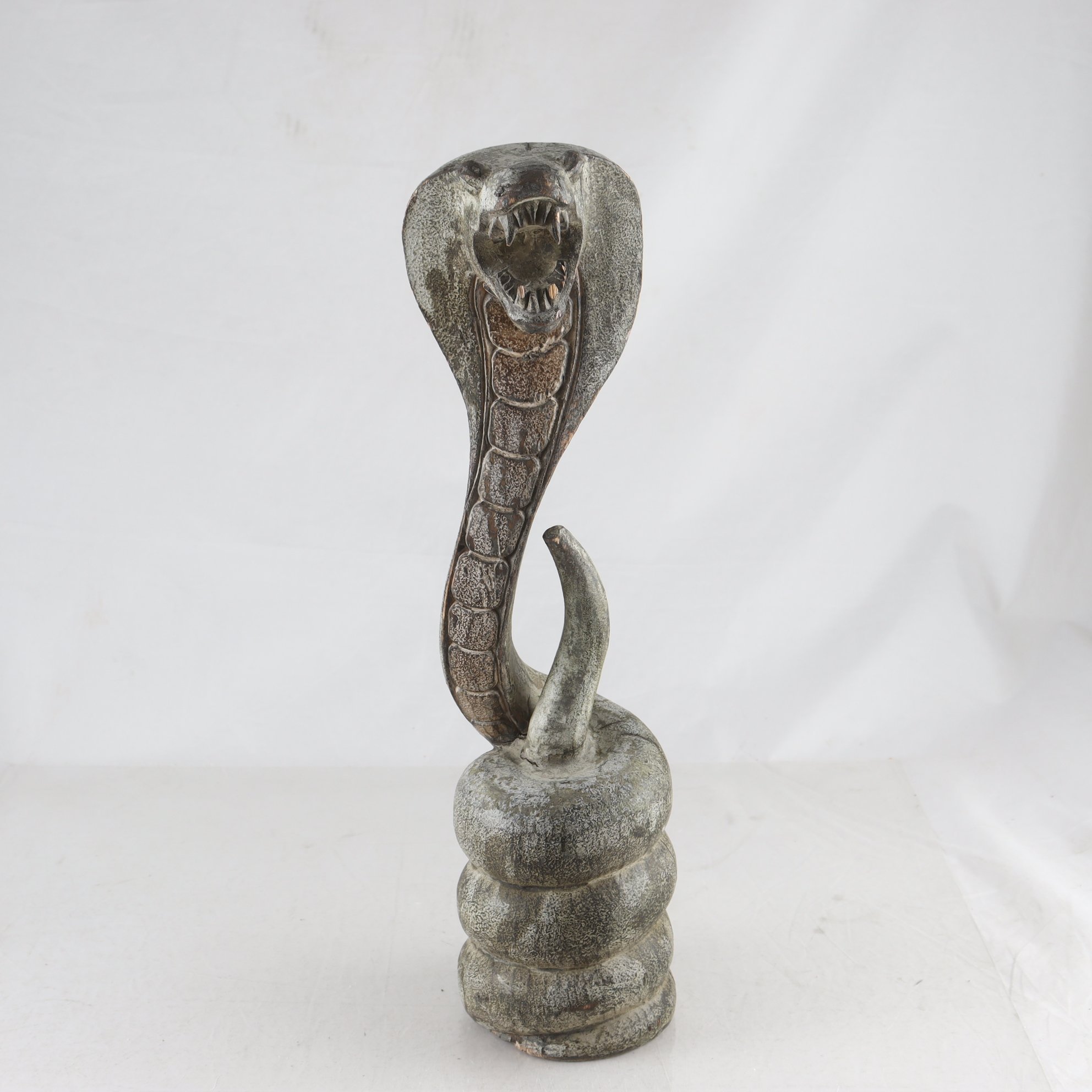 Träskulptur, Kobra, snidat träd. Samfraktas ej.