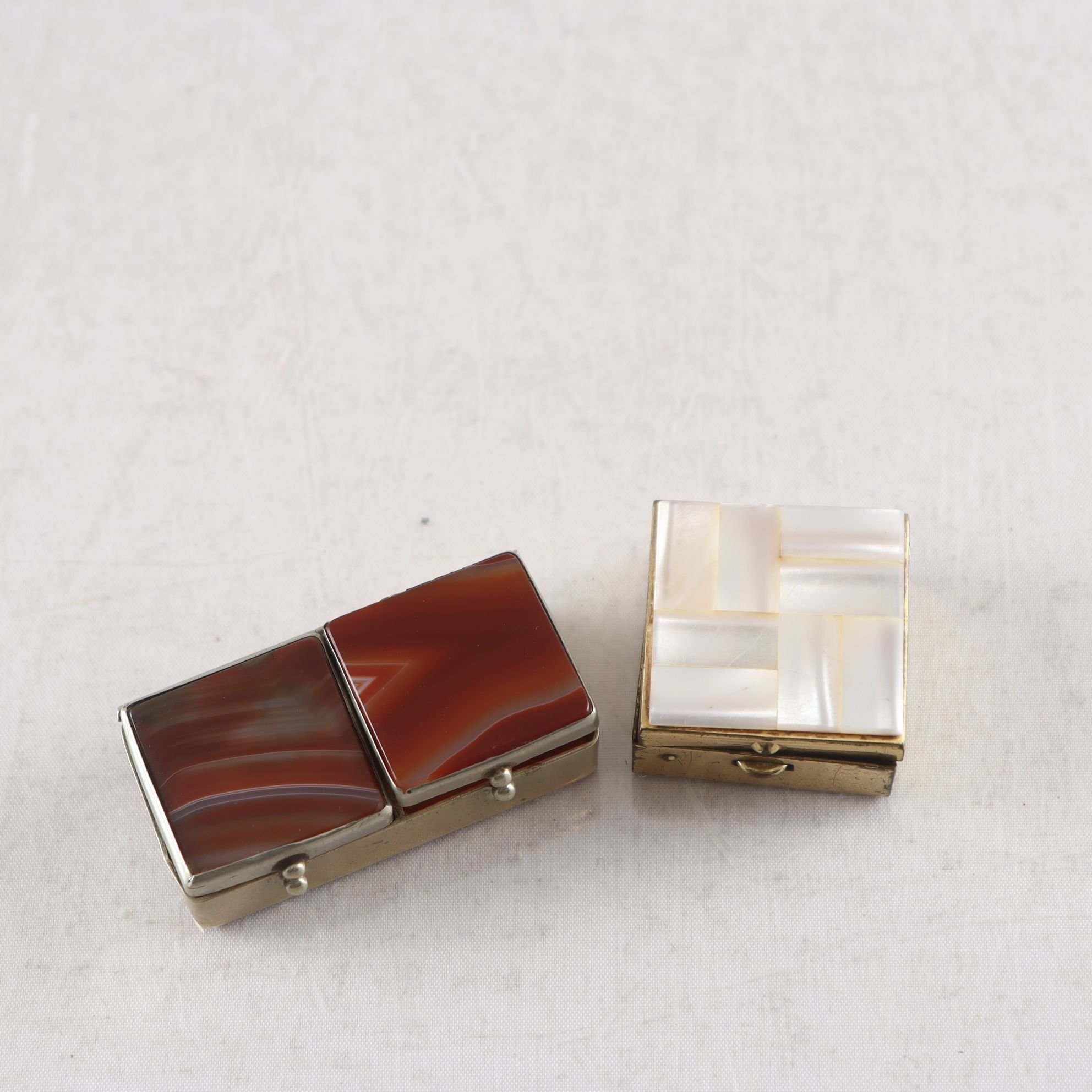 Pilleraskar, pärlemor, mässing och agat, metall, 2 st