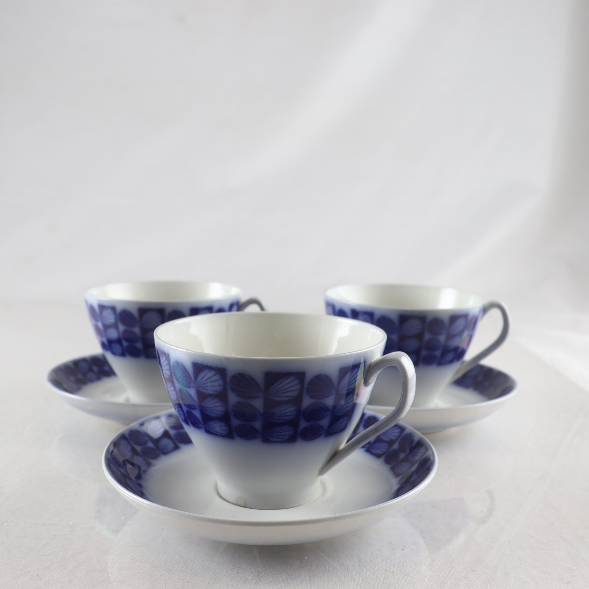 Tekoppar på fat, porslin, Berit Ternell, Gefle