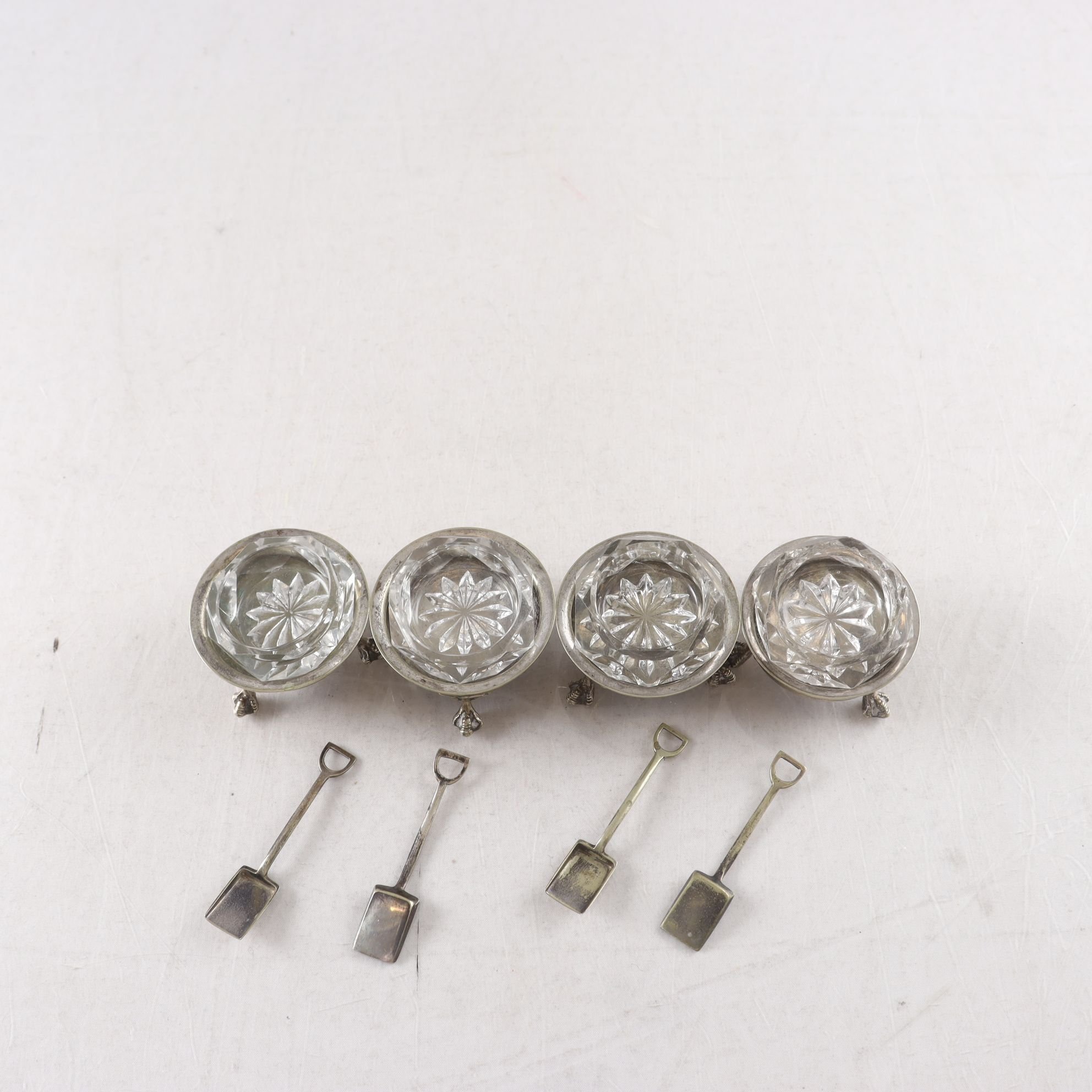 Skålar med skedar, 4 st.