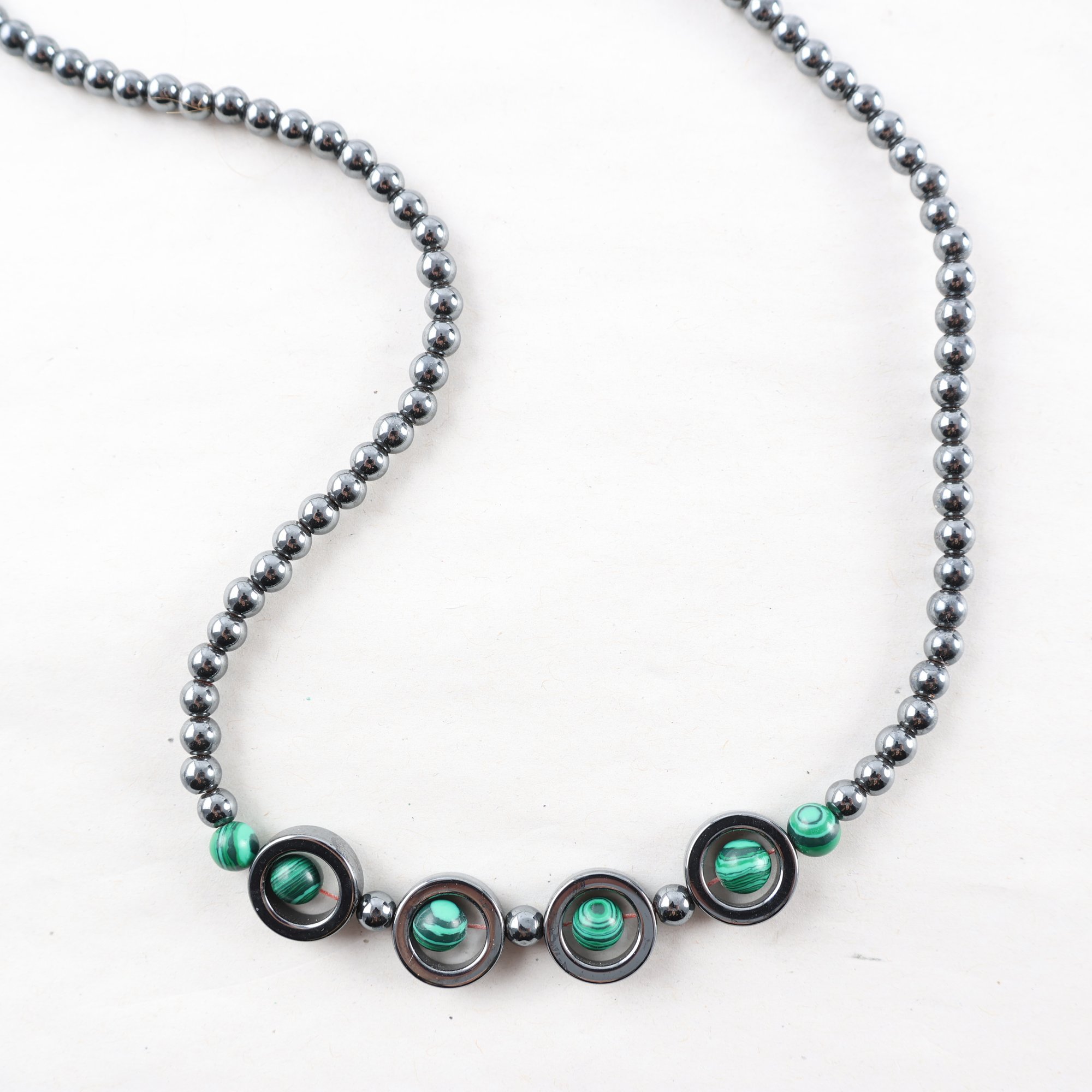 Halsband, hematitpärlor, malakitdetaljer