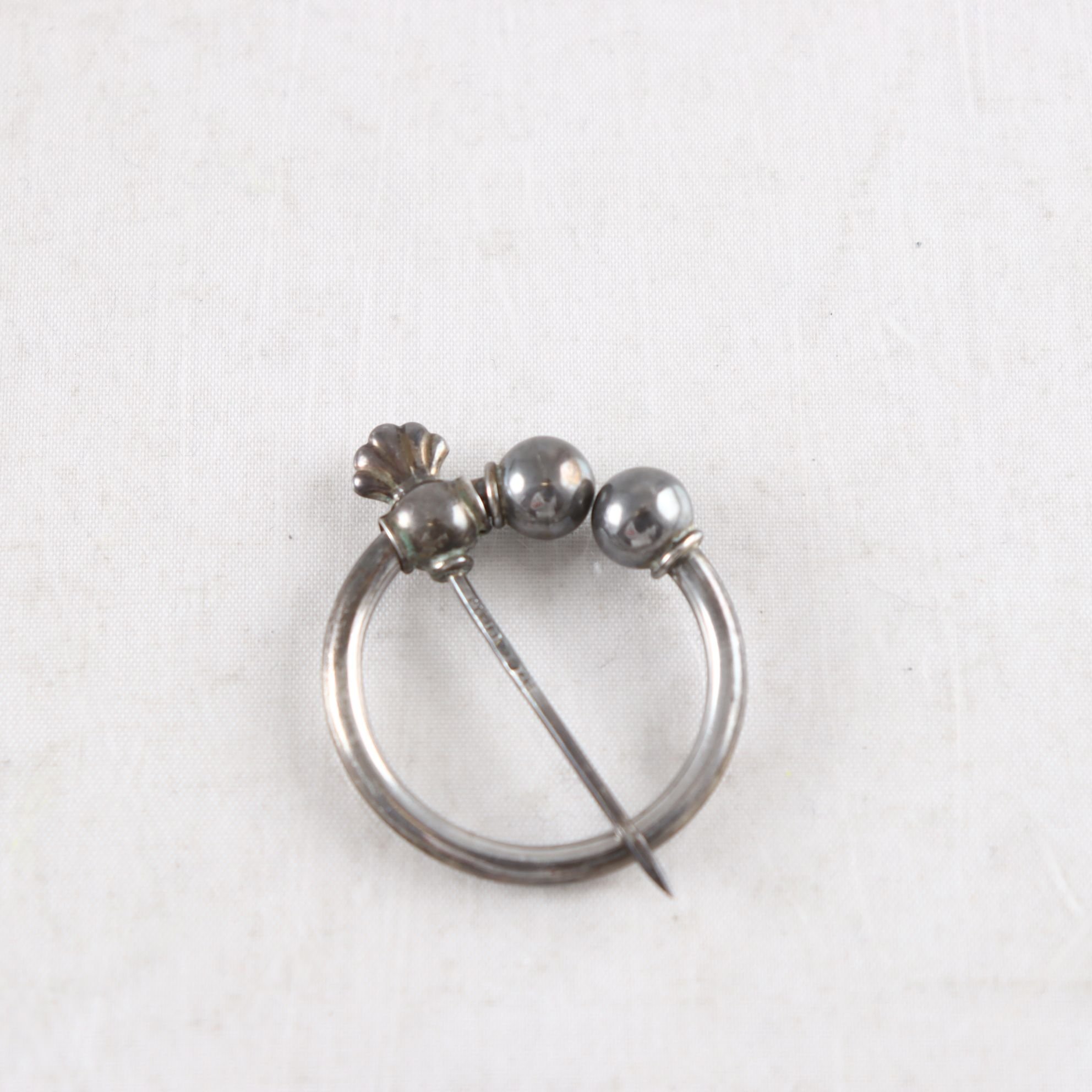 Dräktsmycke, Brosch, silver kattfot.