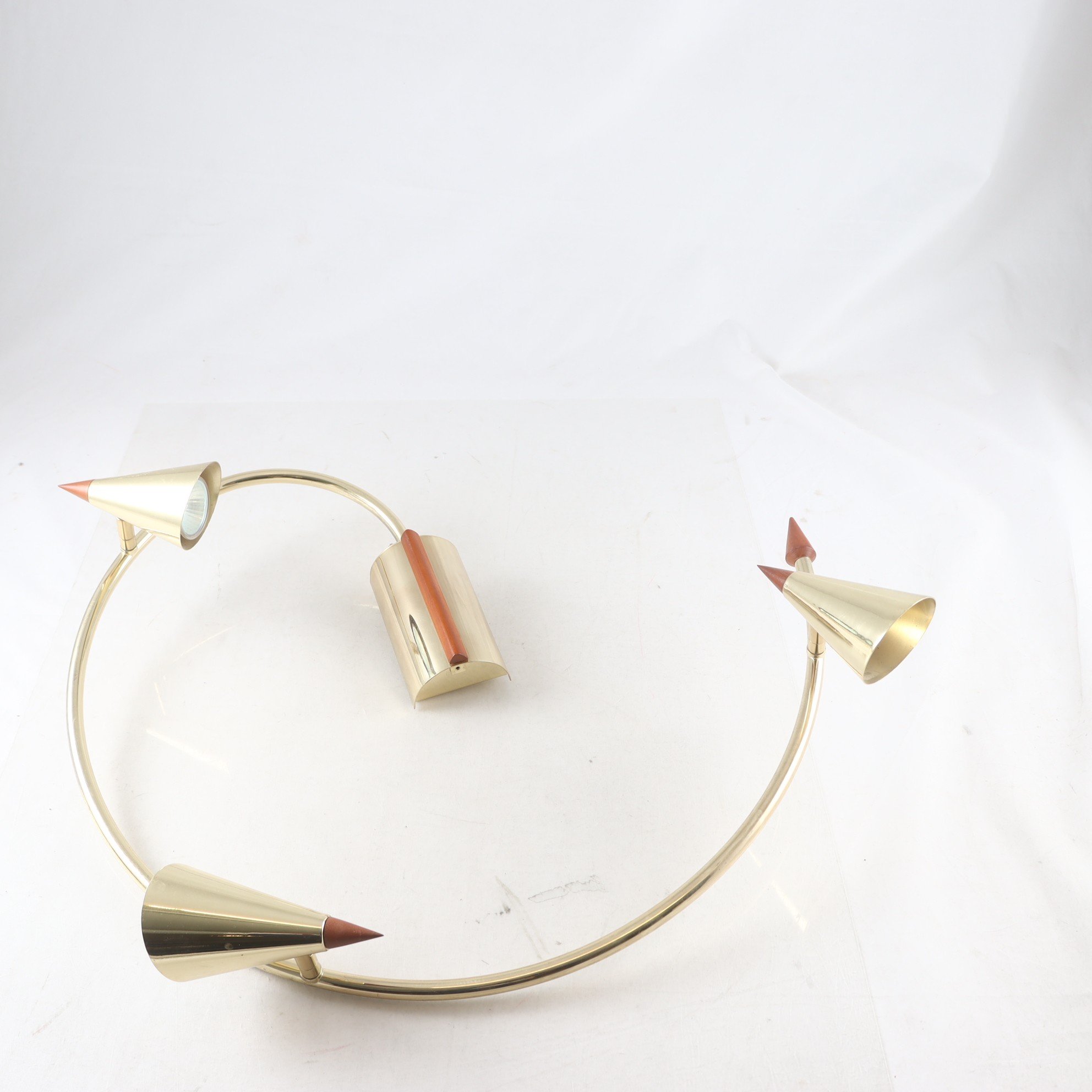 Taklampa, mässing. Endast avhämtning.