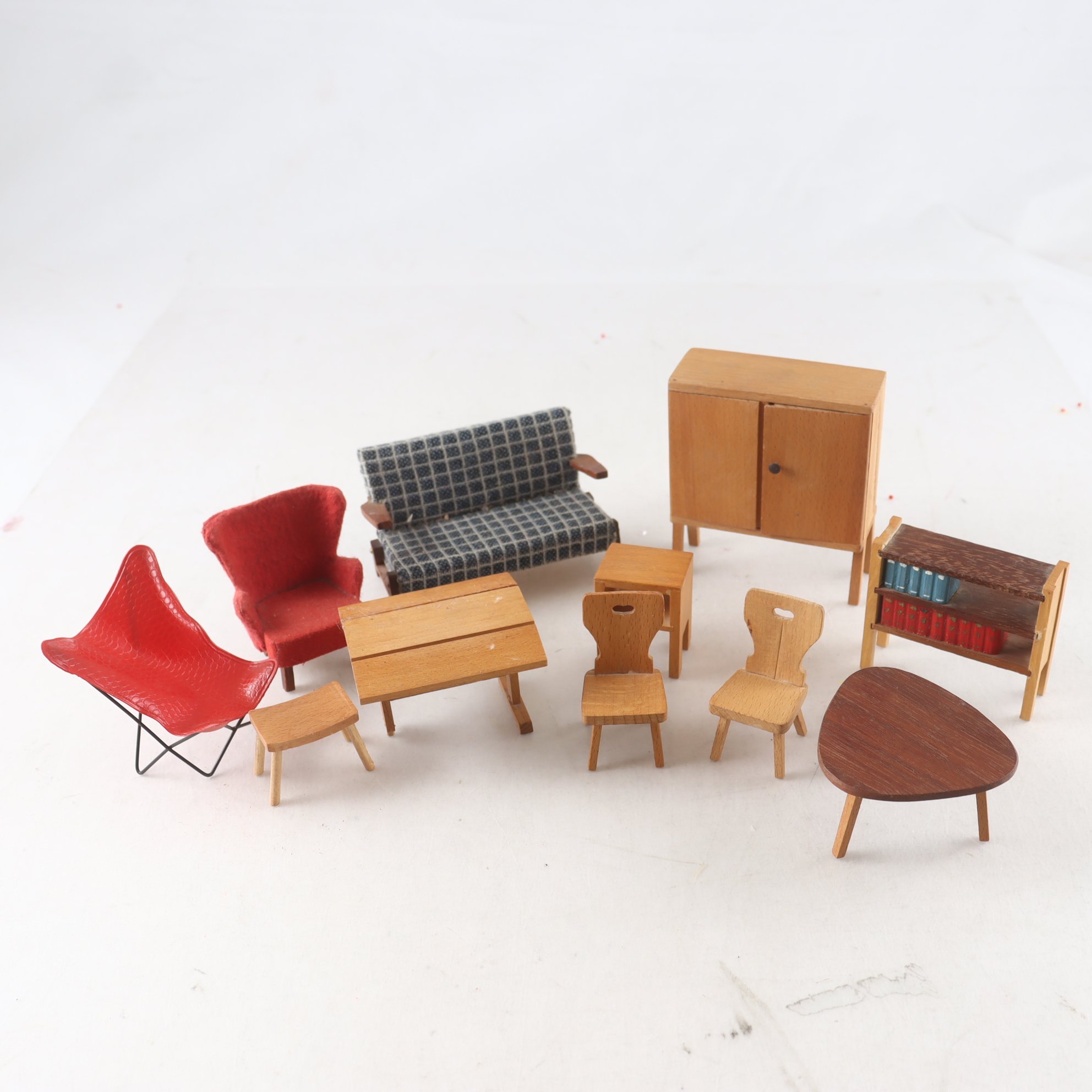 Möbler till dockskåp, ”Modell av Arkitekt J. Udd” + dockor. Endast avhämtning