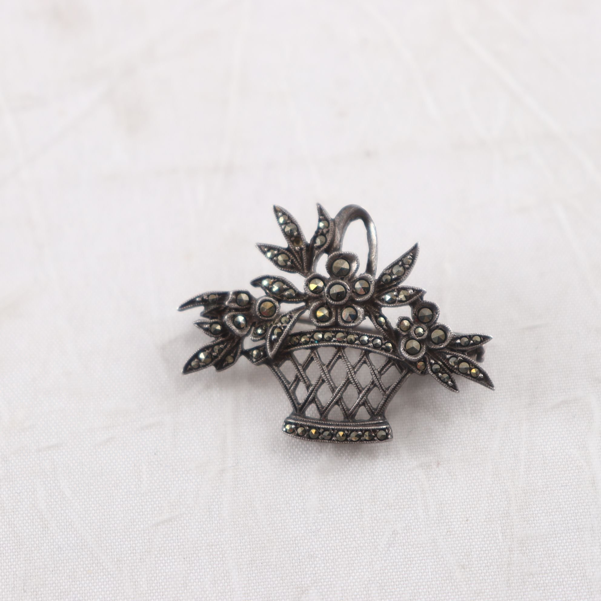 Brosch, blomsterkorg, silver kattfot, markasit, vintage.