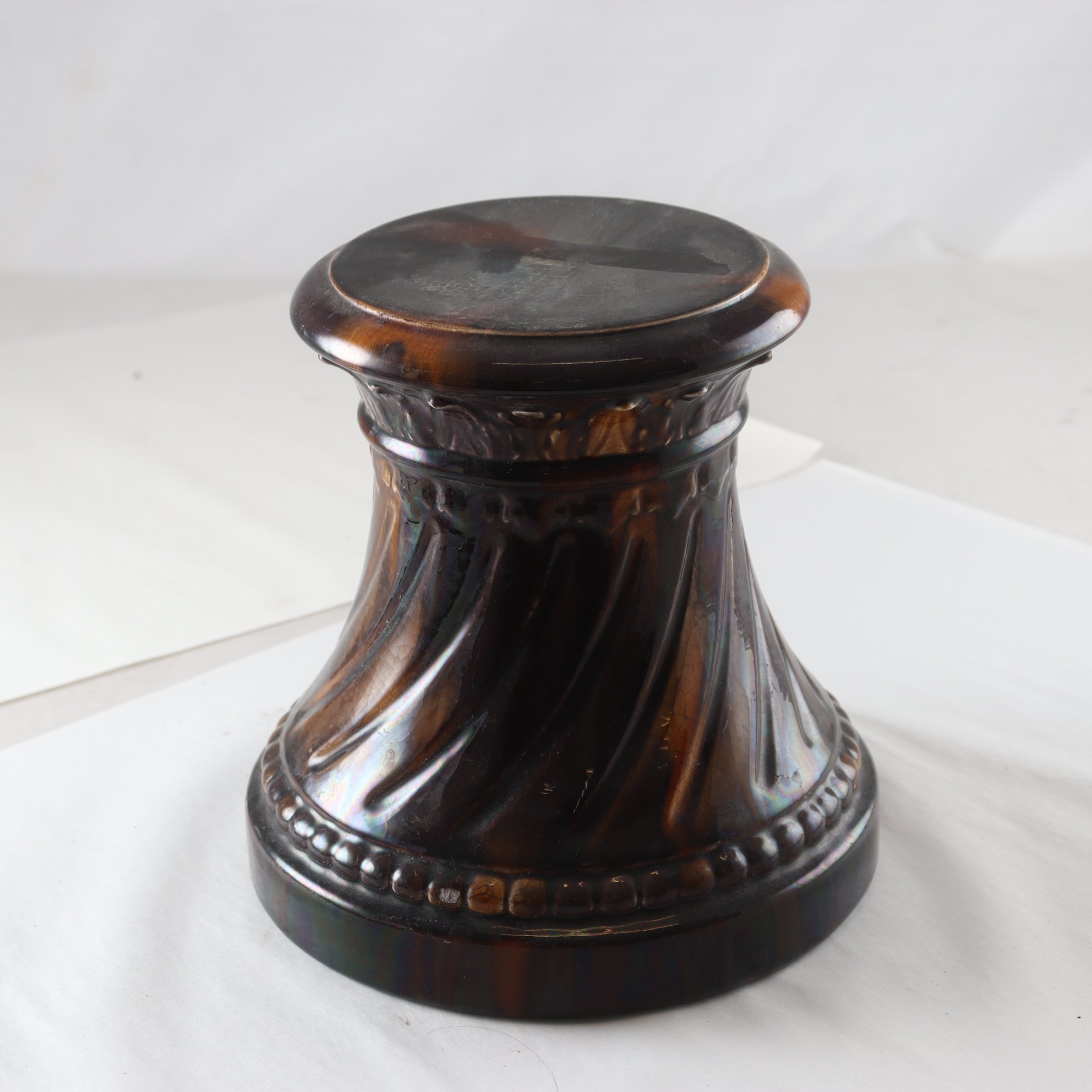 Piedestal, porslin, reliefdekor, majolika, sekelskiftet. Samfraktas ej.