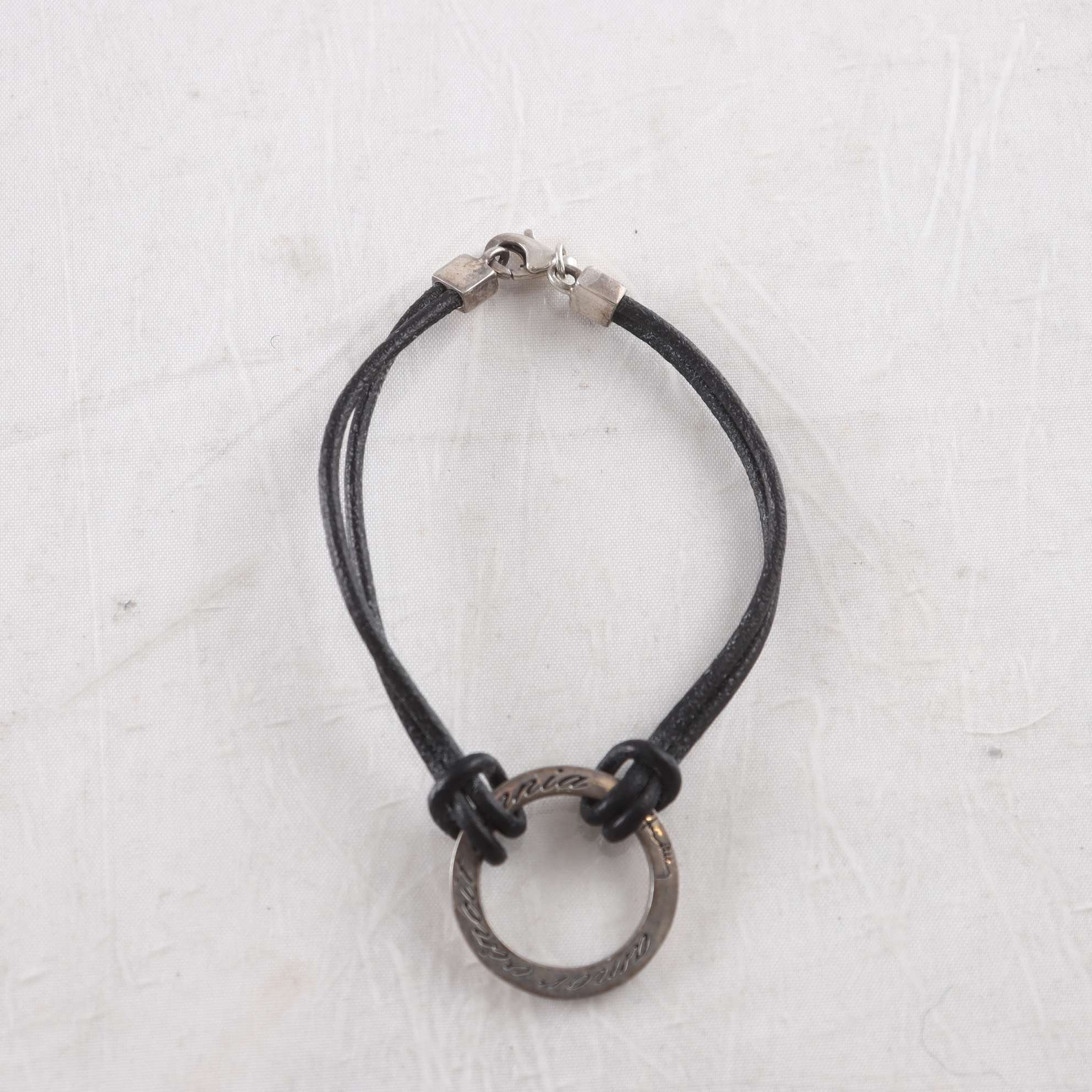 Armband, Efva Attling, ”Amor Vincit Omnia”, silver 925, läderband