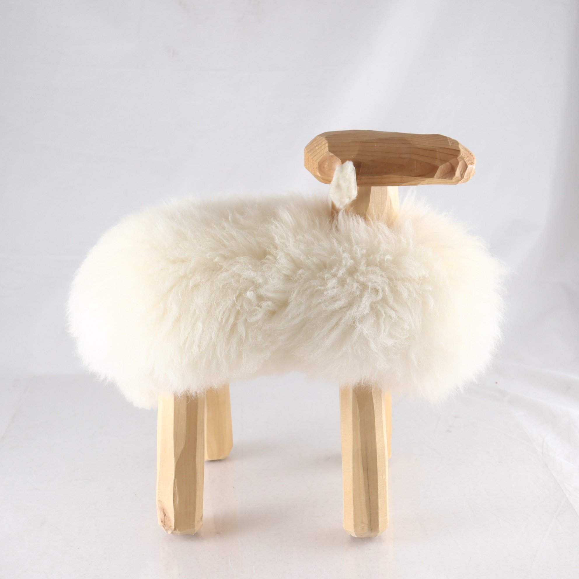 Pall, figurin, trä & fårull. Samfraktas ej