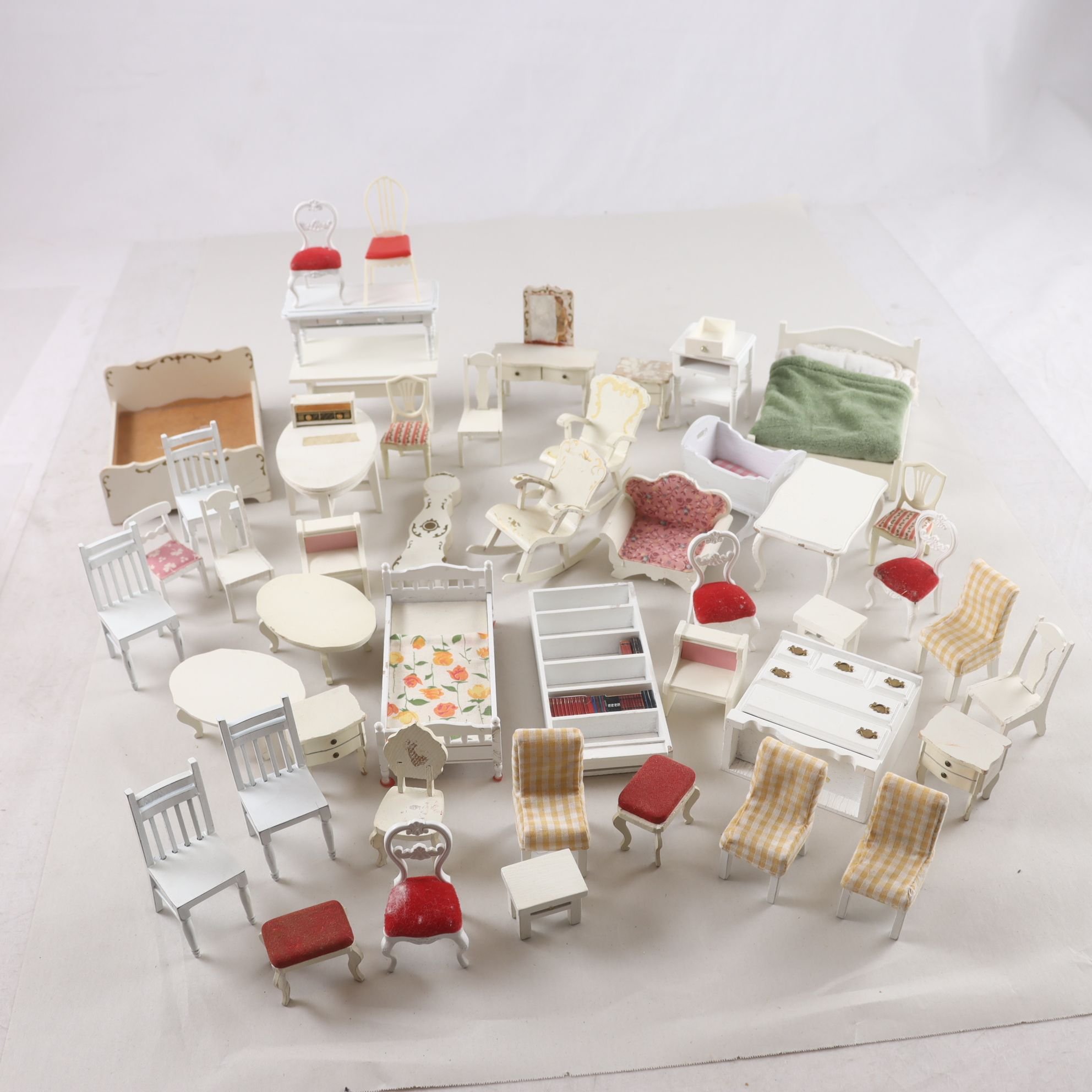 Dockskåpsmöbler, Lundby mm, vit blandat, retro. Endast avhämtning