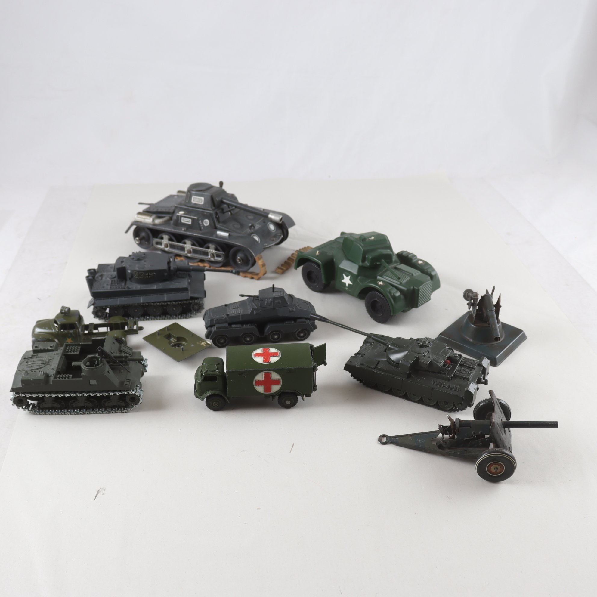 Krigsfordon, Dinky / solido / corgi mfl, blandat. Samfraktas ej