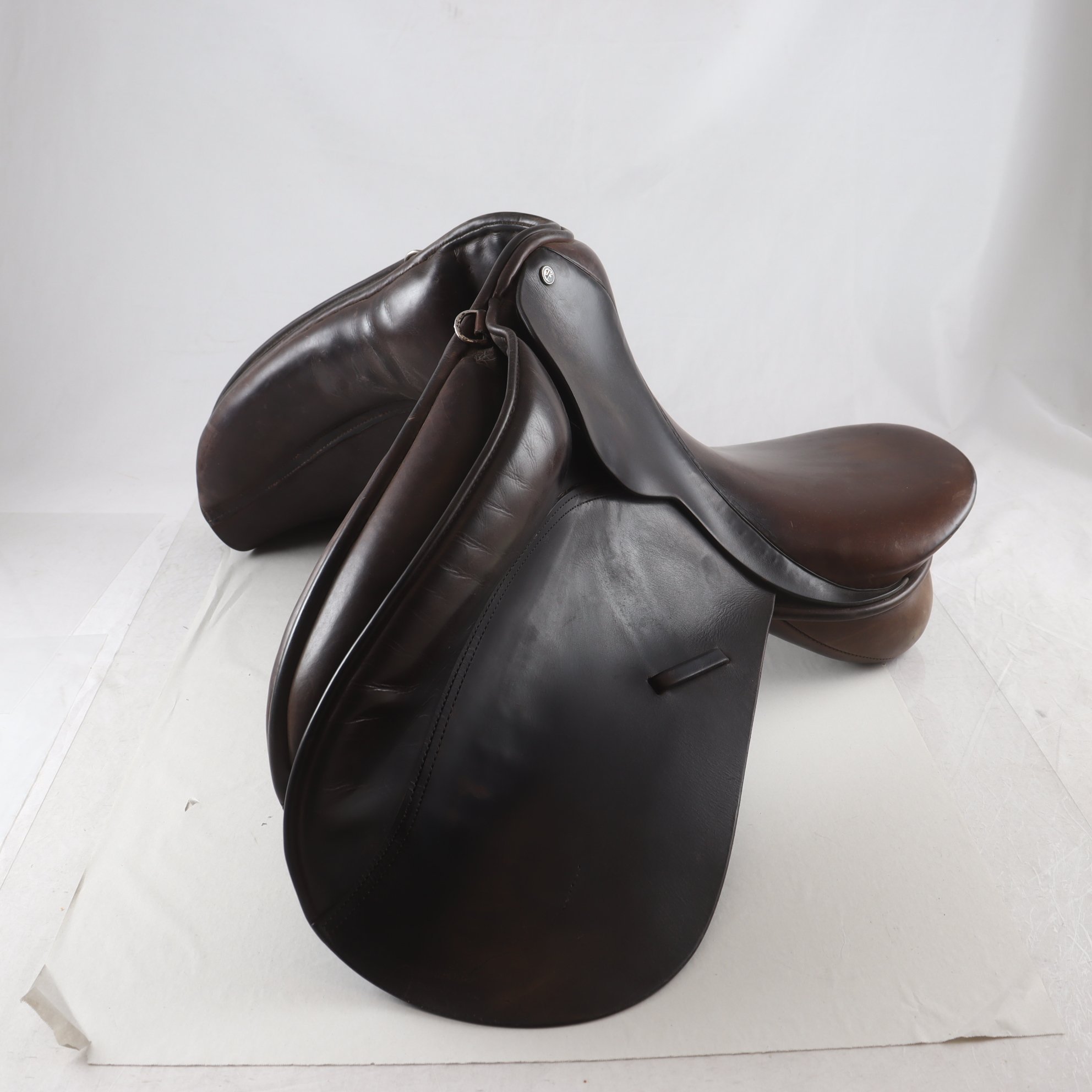 Sadel, Hästsadel ,i läder, med knapp märkning. Endast avhämtning