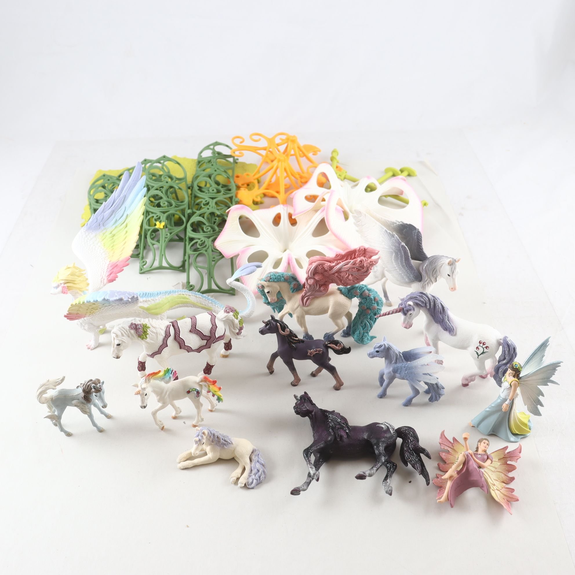 Fantasy/djur, Schleich,blandade djur mm,med en byggnad.