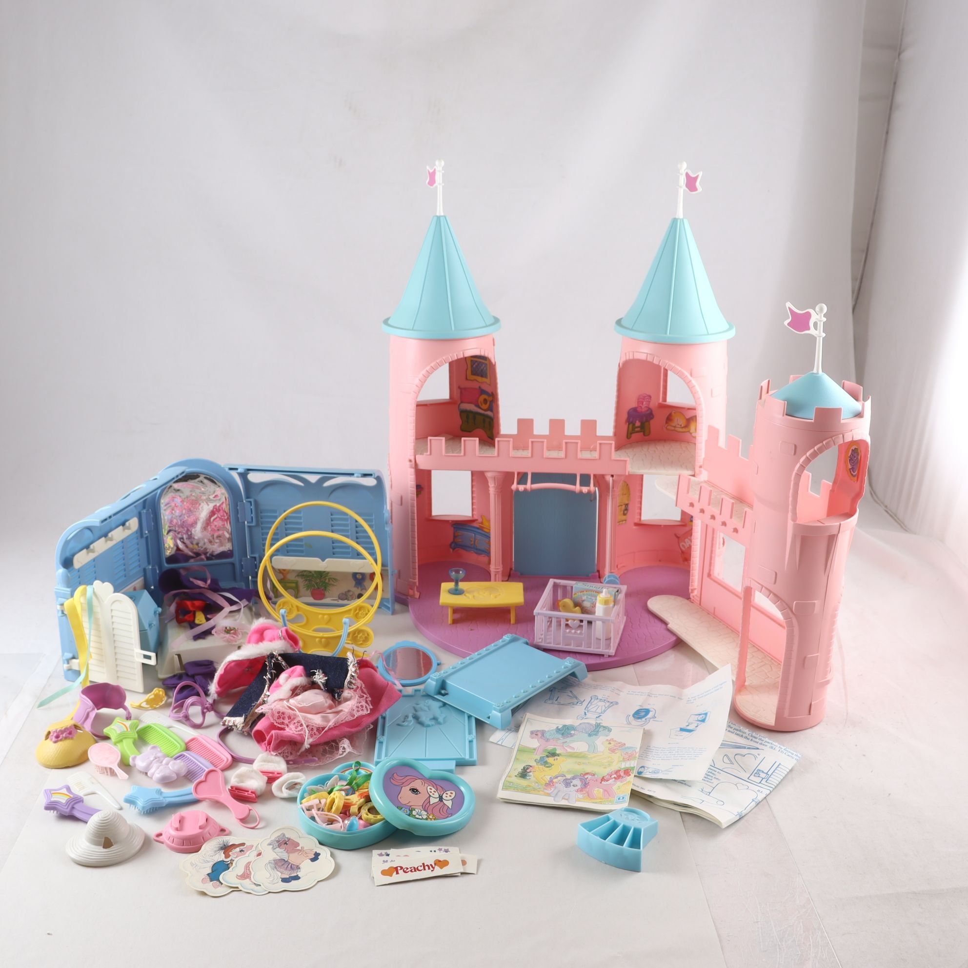 Hästar, My little pony, med slottet, och tillbehören. 80-tal. Endast avhämtning