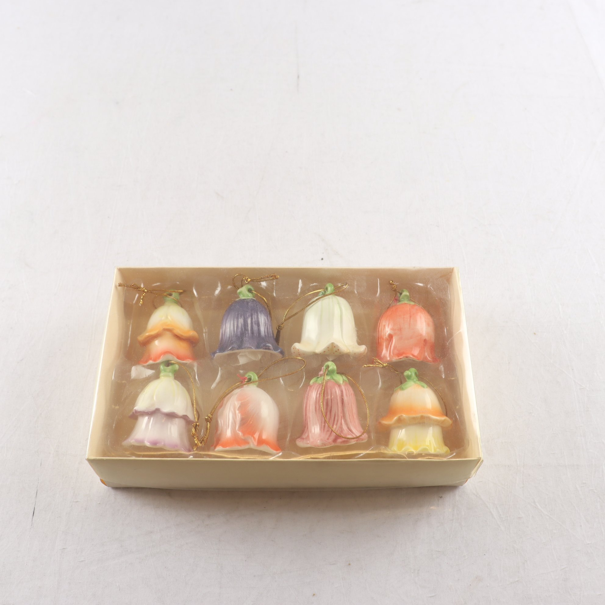 Hängen, porslin, blomklockor, påskris