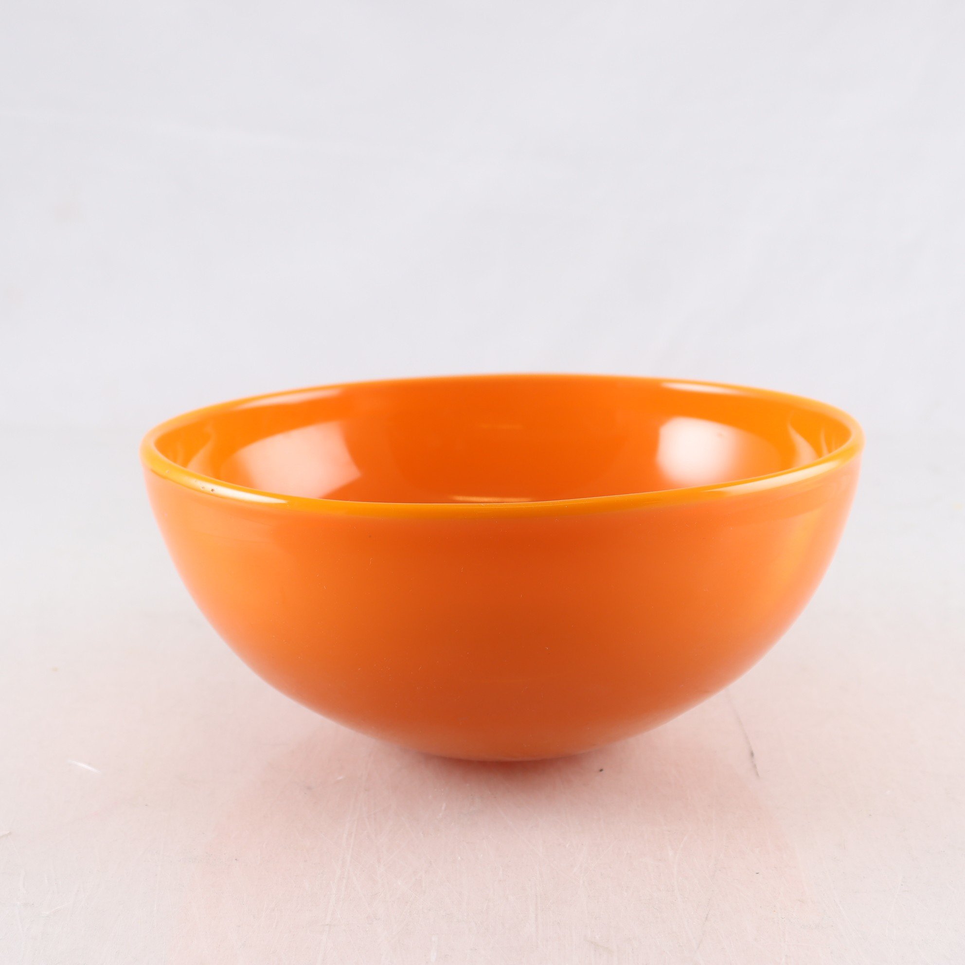 Skål, orange glas, Erik Höglund. Samfraktas ej.