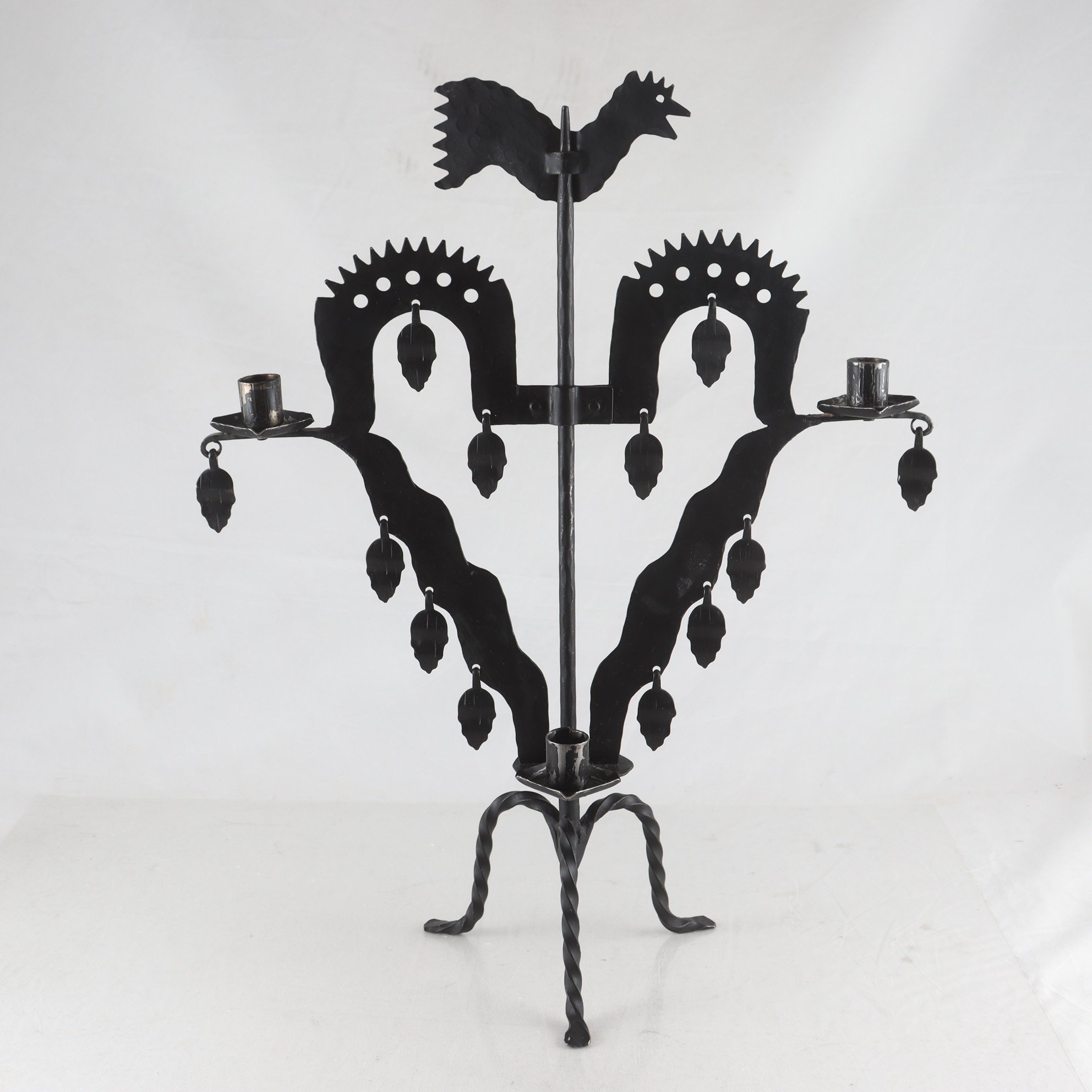 Ljusstake, smide, ”Tuppastake”, 1900-tal. Samfraktas ej.