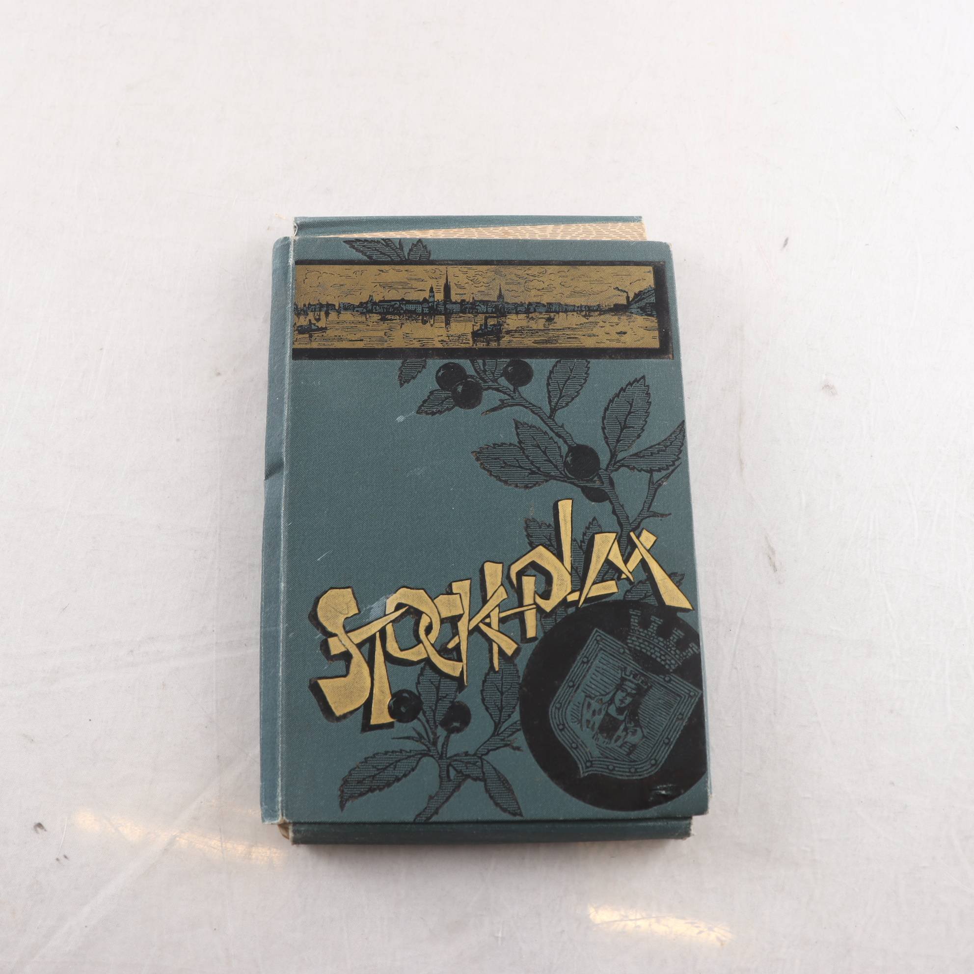 Album med äldre kolorerade bilder över Stockholm