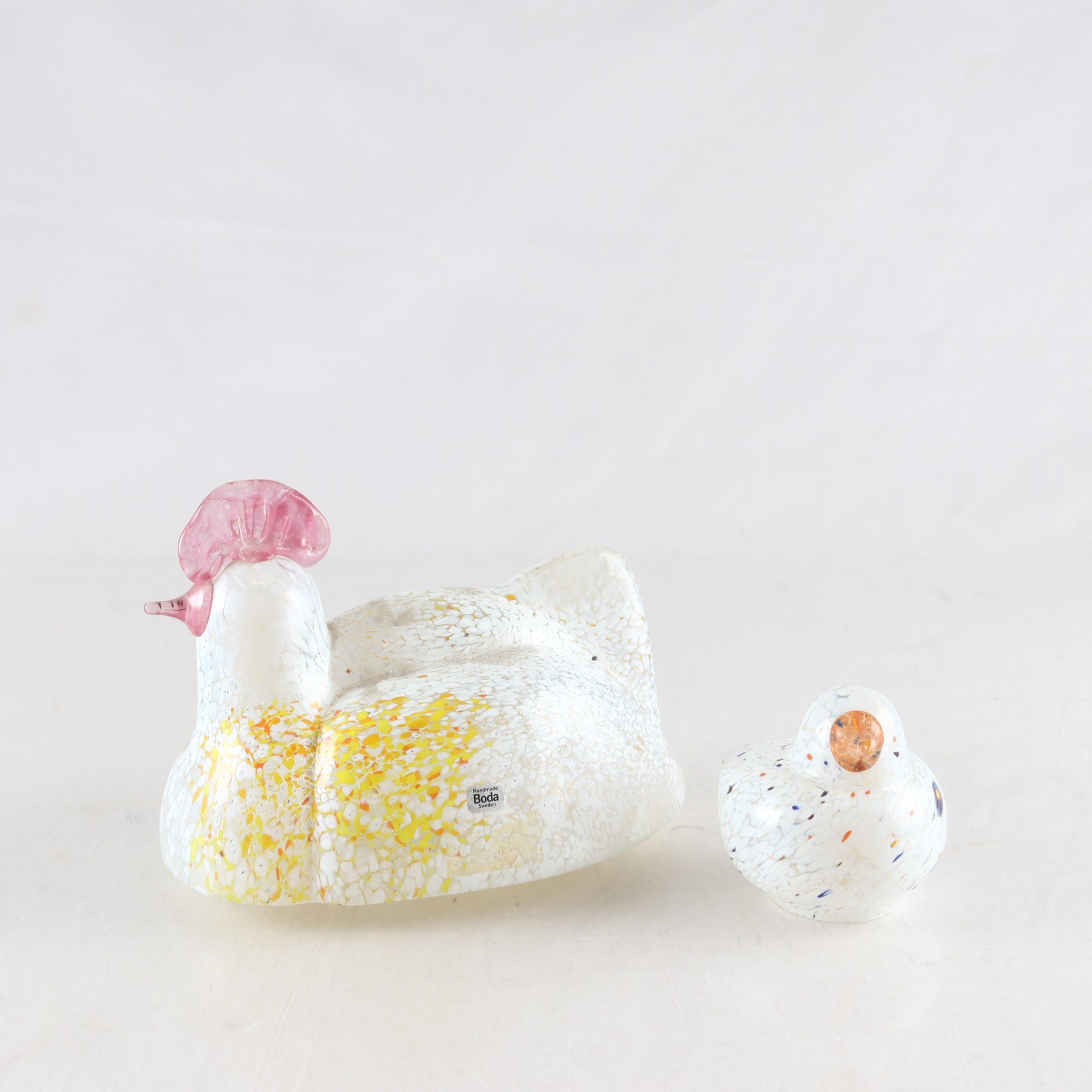 Konstglas, höna & kyckling, Monica Backström, Boda. Samfraktas ej.