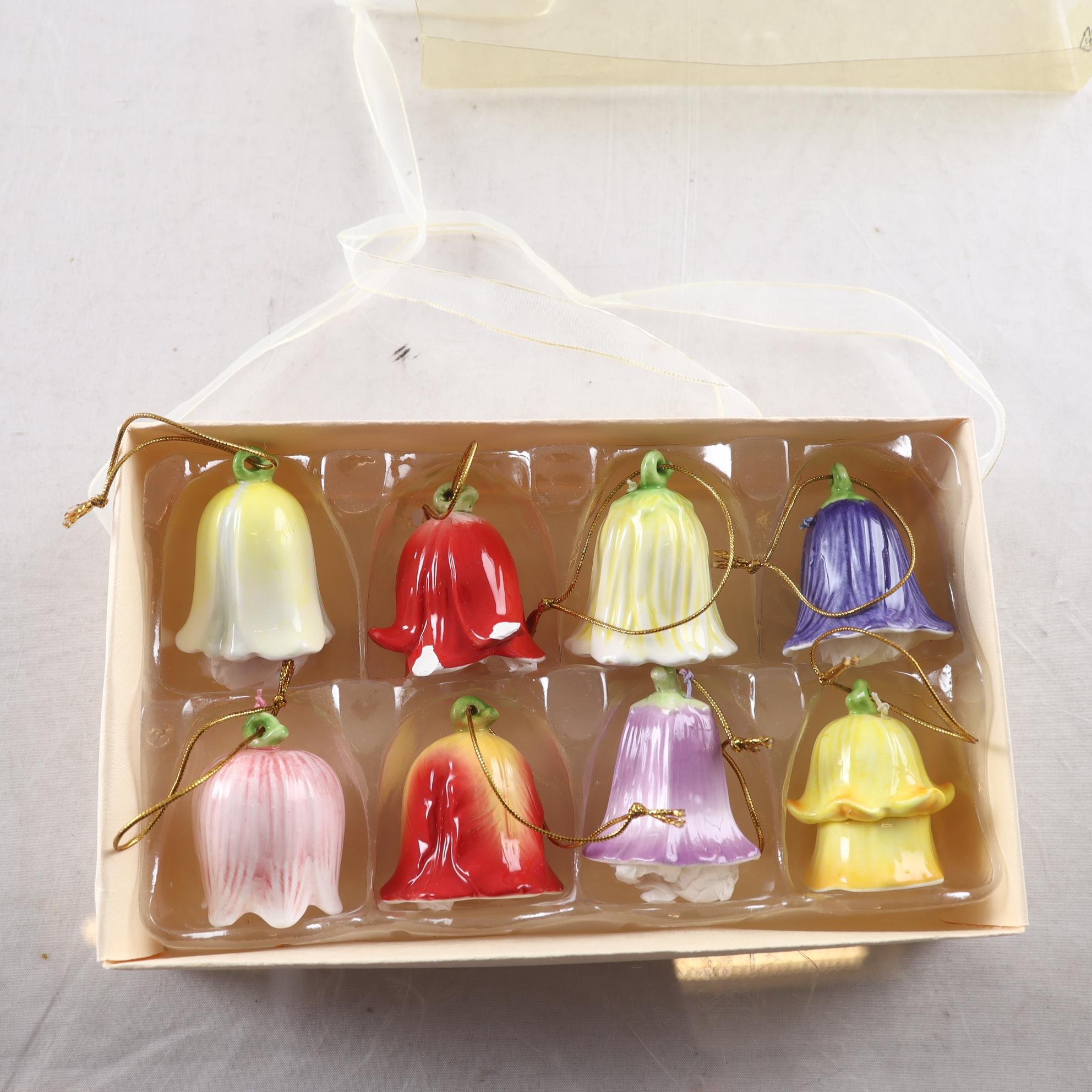 Hängen, porslin, blomklockor, påskris