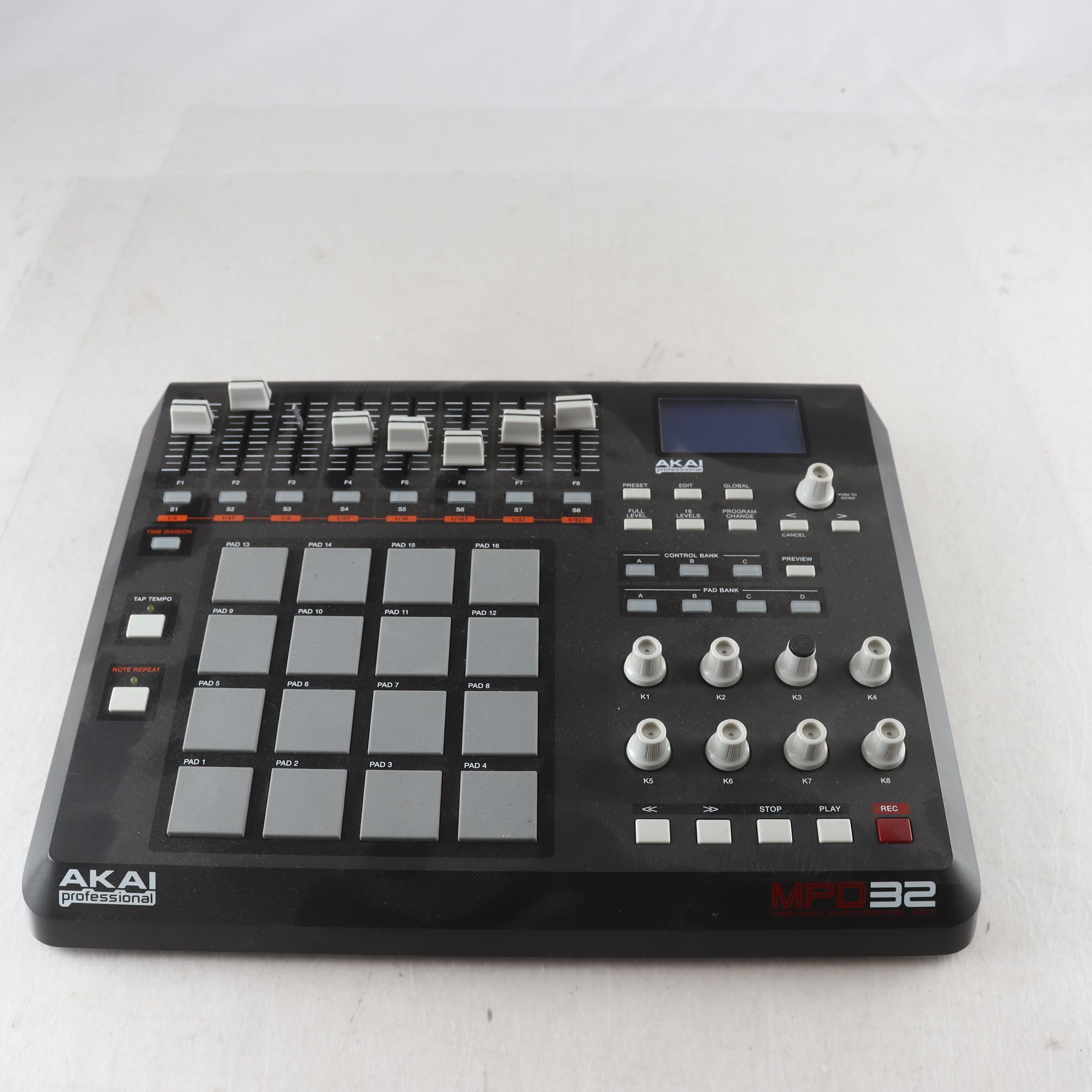 Akai, MPD32, usb/mini pad control unit. Samfraktas ej.