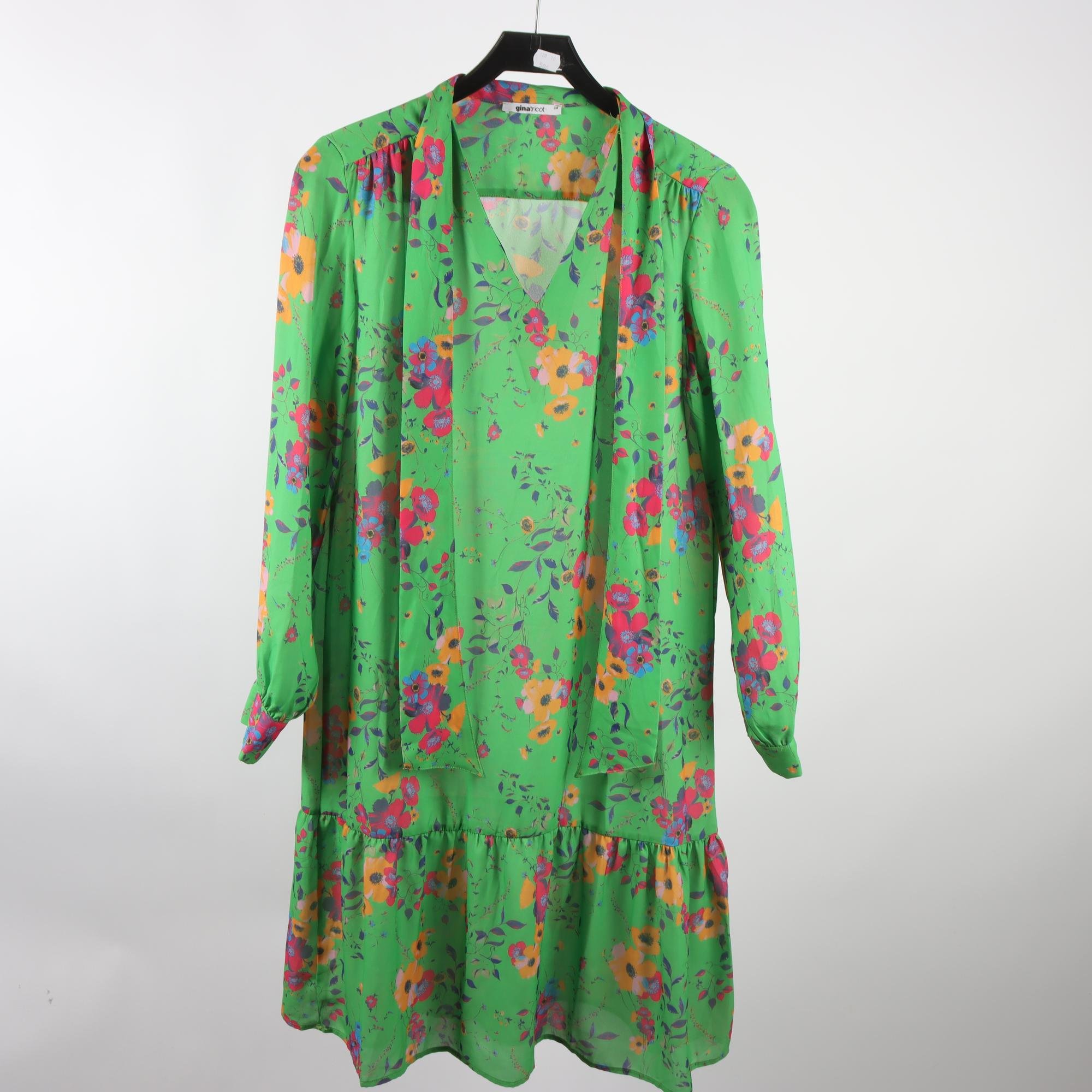 Klänning, Ginatricot, blommig, grön, stl. 34.