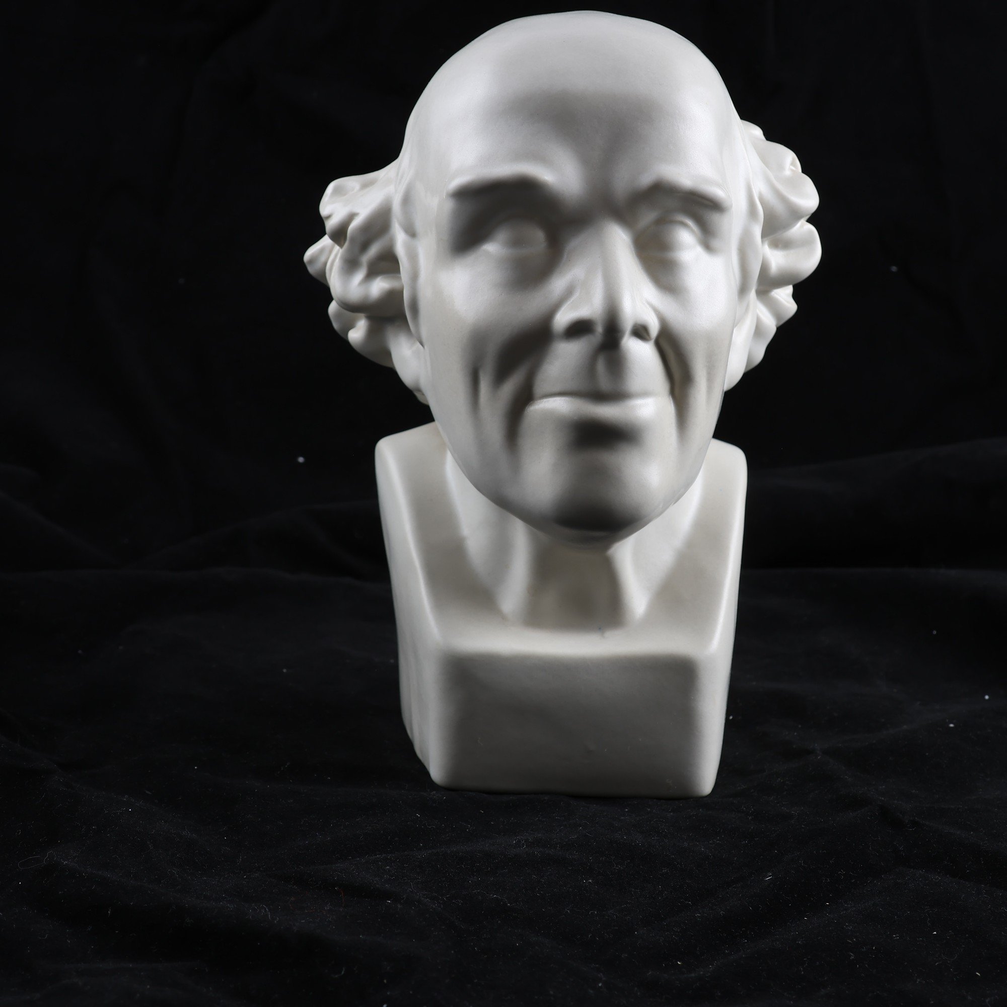 Skulptur, Byst, Jie Gantofta Sweden, ”Voltaire”, keramik.