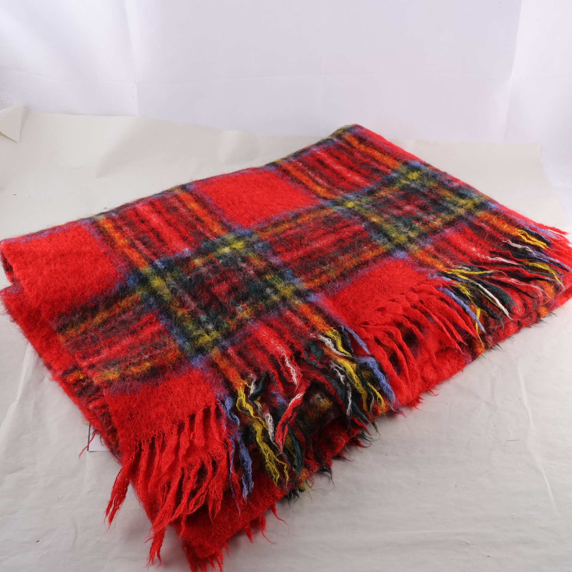 Filt, Hand Acraft Scotland, röd, rutig, mohair.