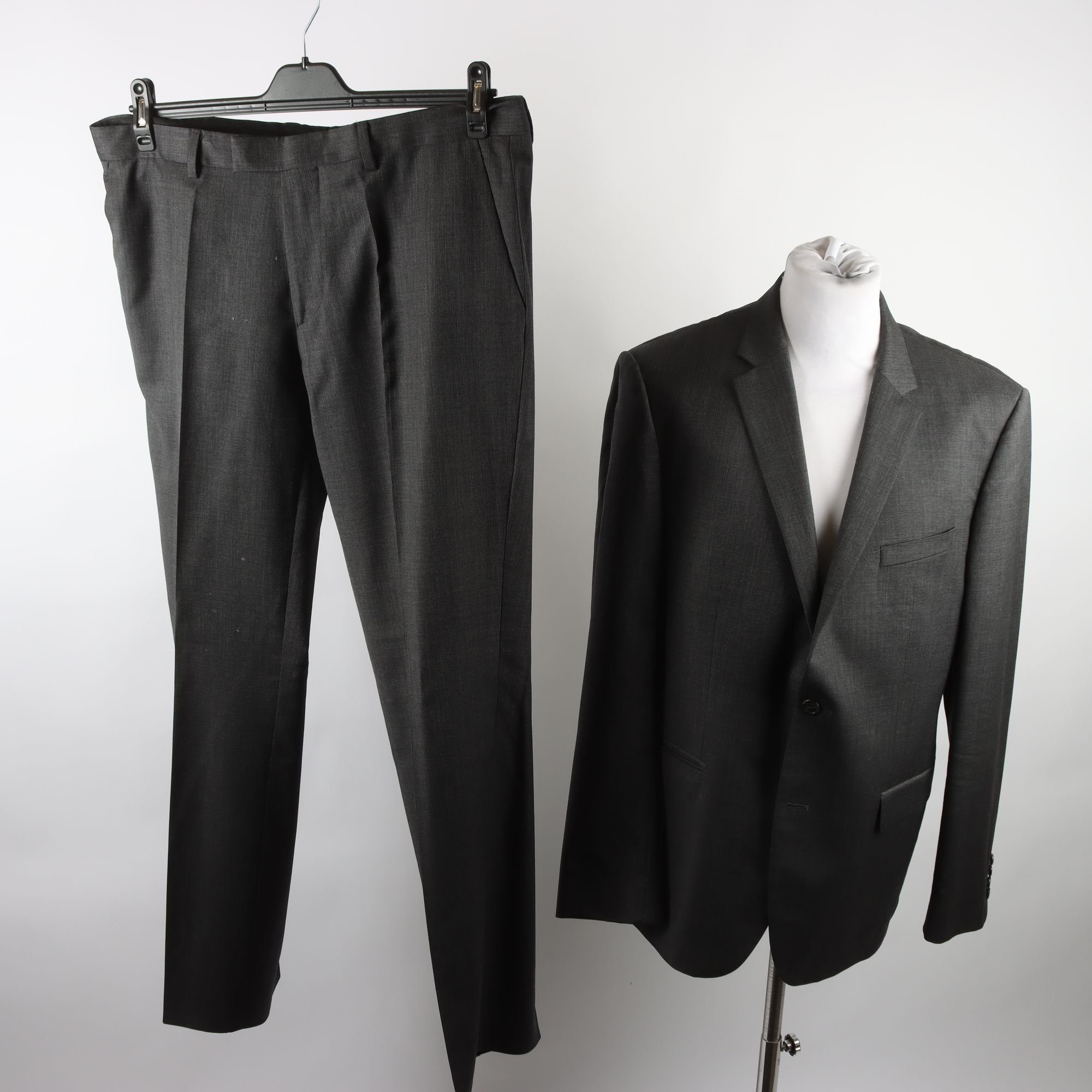 Kostym, Hugo Boss, grå, 100% ull, stl. 54.