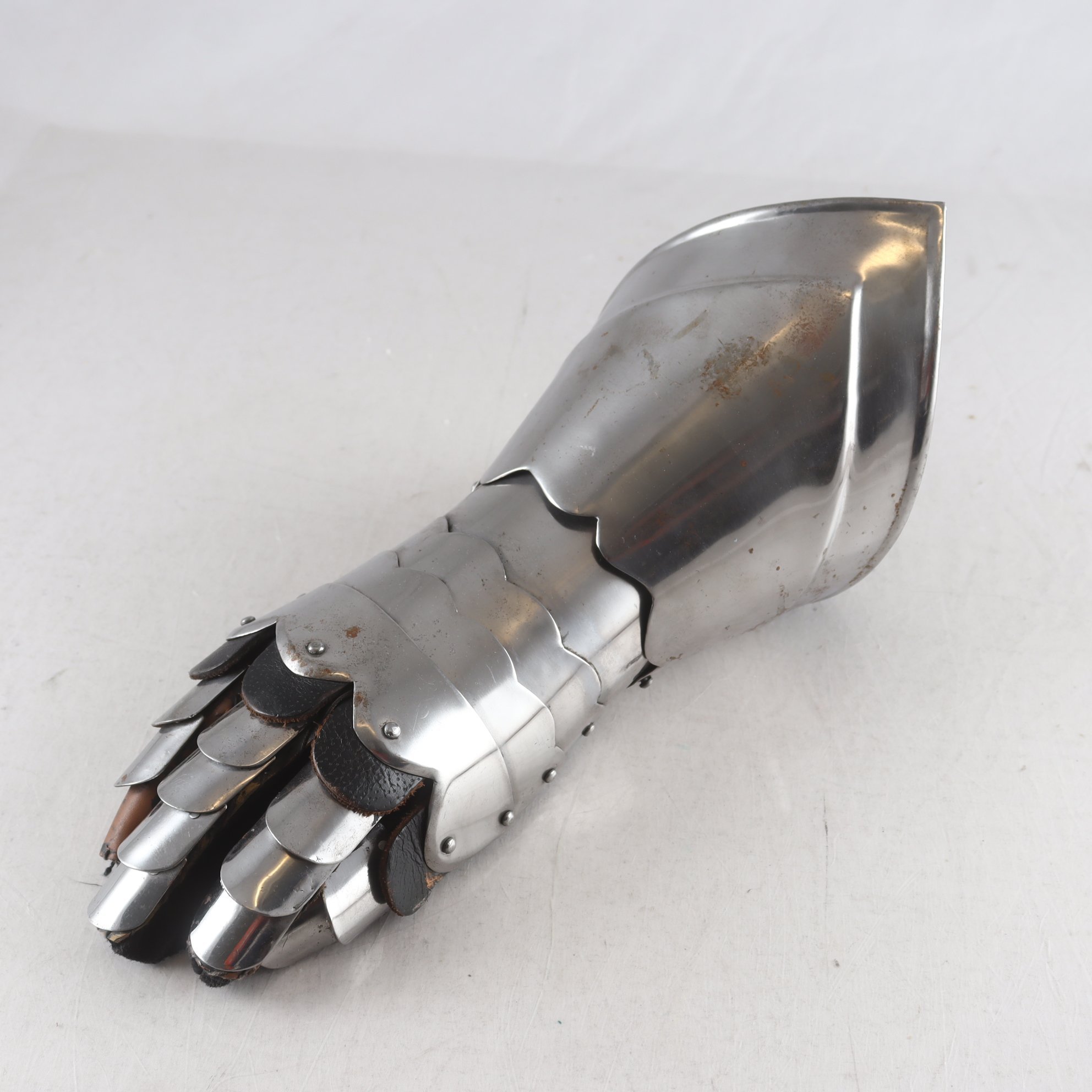 Handske till rustning, 1900-tal. Samfraktas ej.