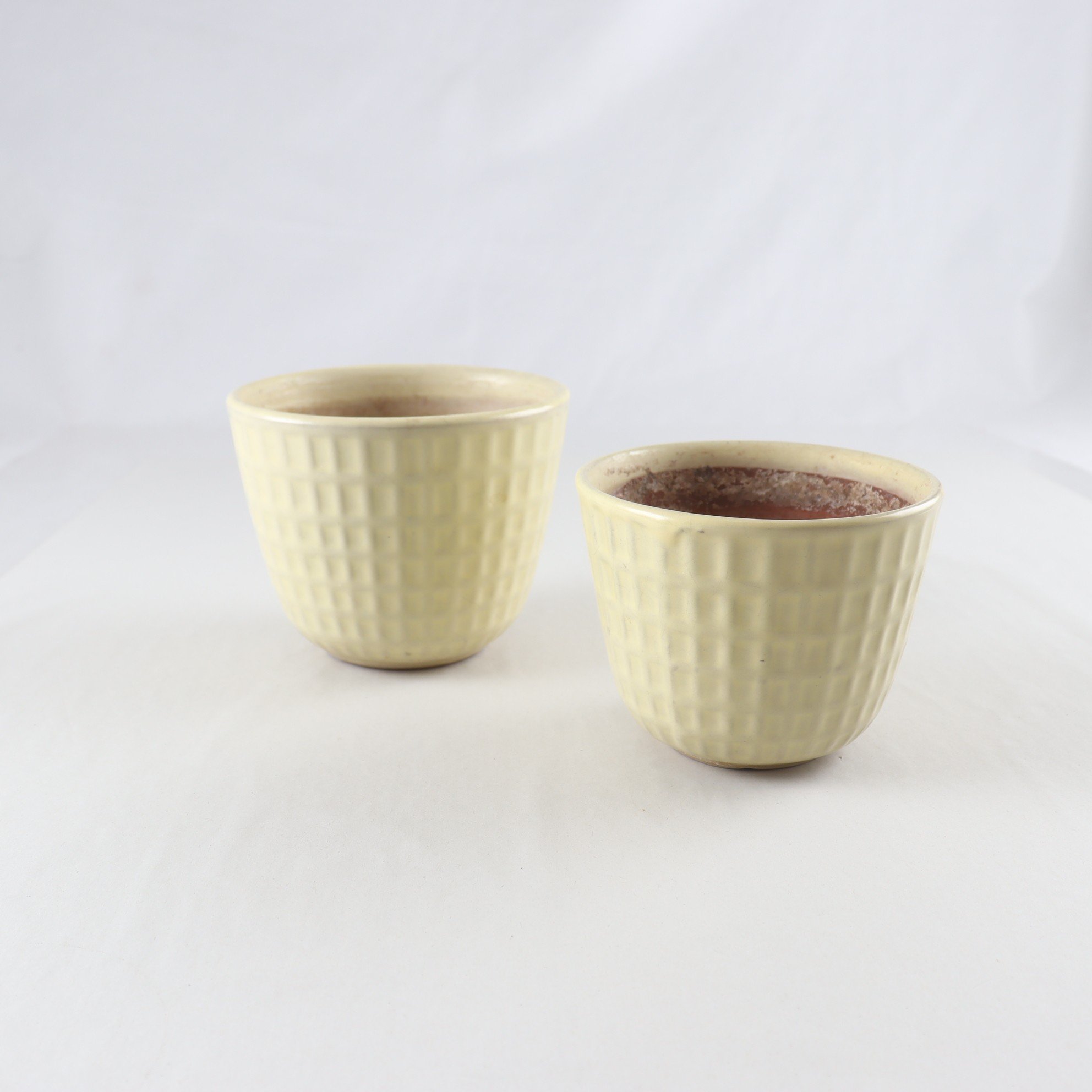 Ytterfoder, Uppsala Ekeby, ”Gunilla krukan”, ljusgul, 2 st.