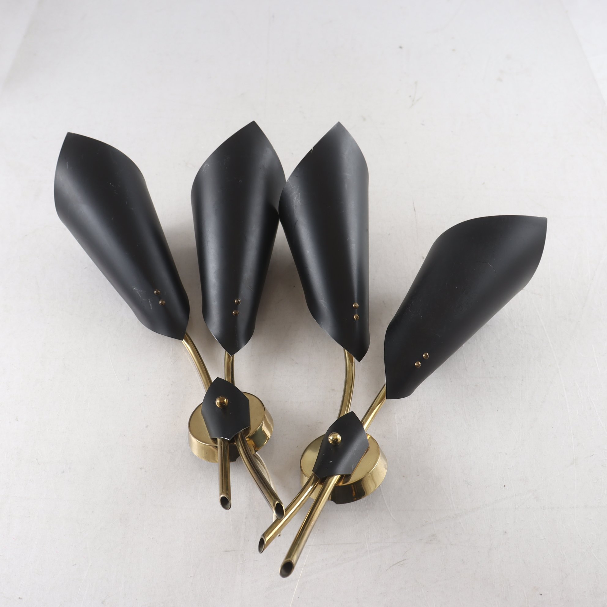 Paret vägglampor, 1950/1960-tal, mässing & plåt. Samfraktas ej.