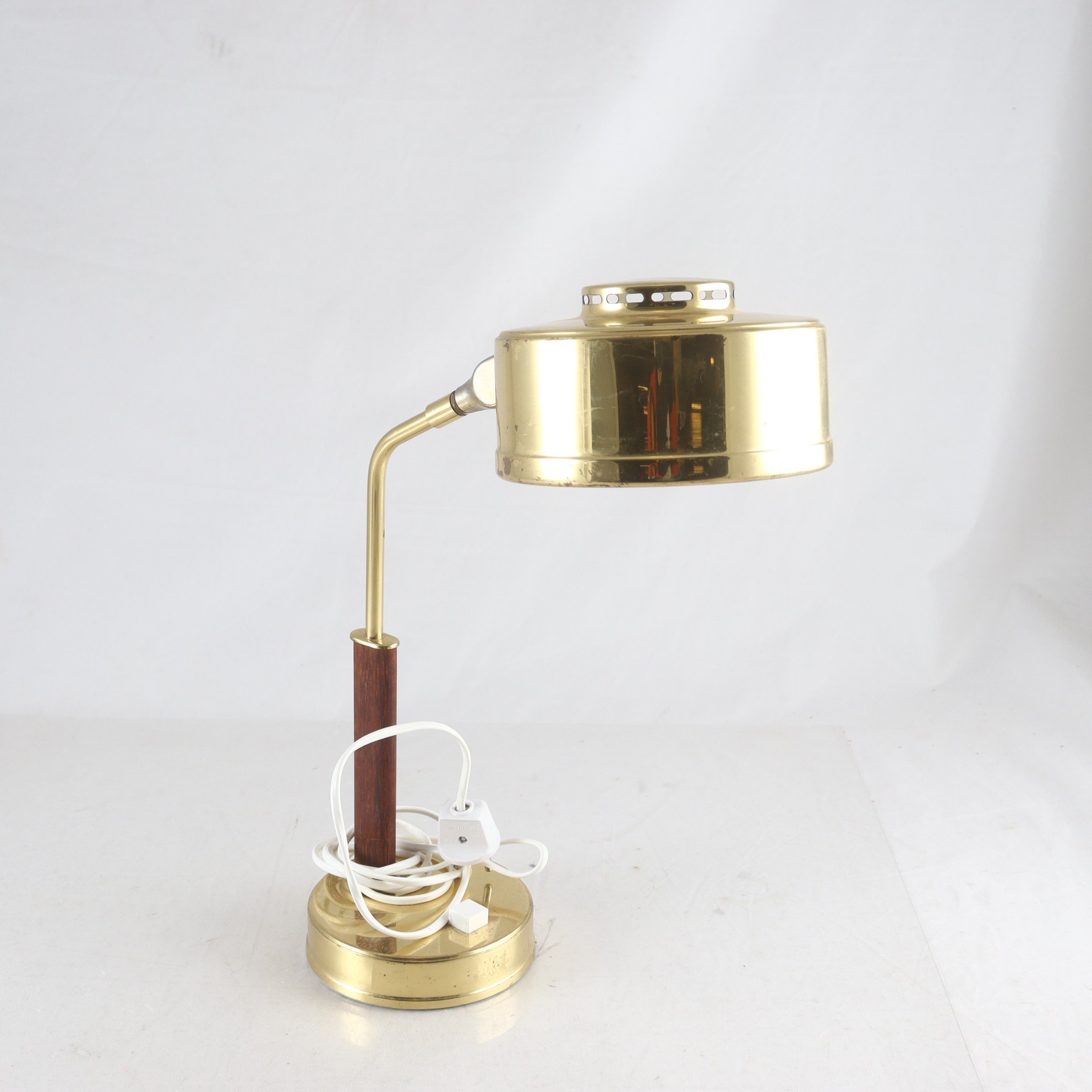 Bordslampa, BJS, mässing & teak. Samfraktas ej.