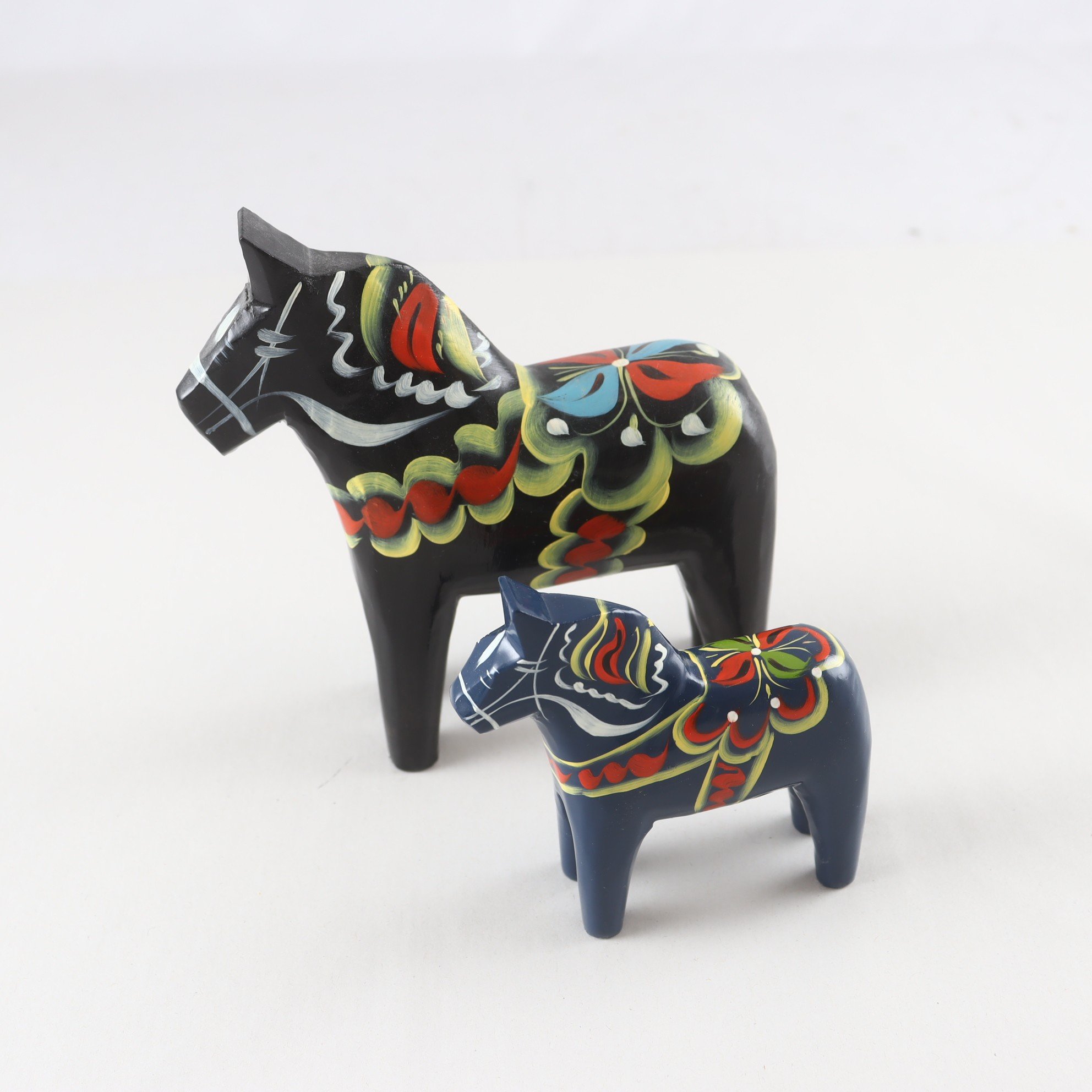 Dalahästar, Nils Olsson, Nusnäs, svart och blå.