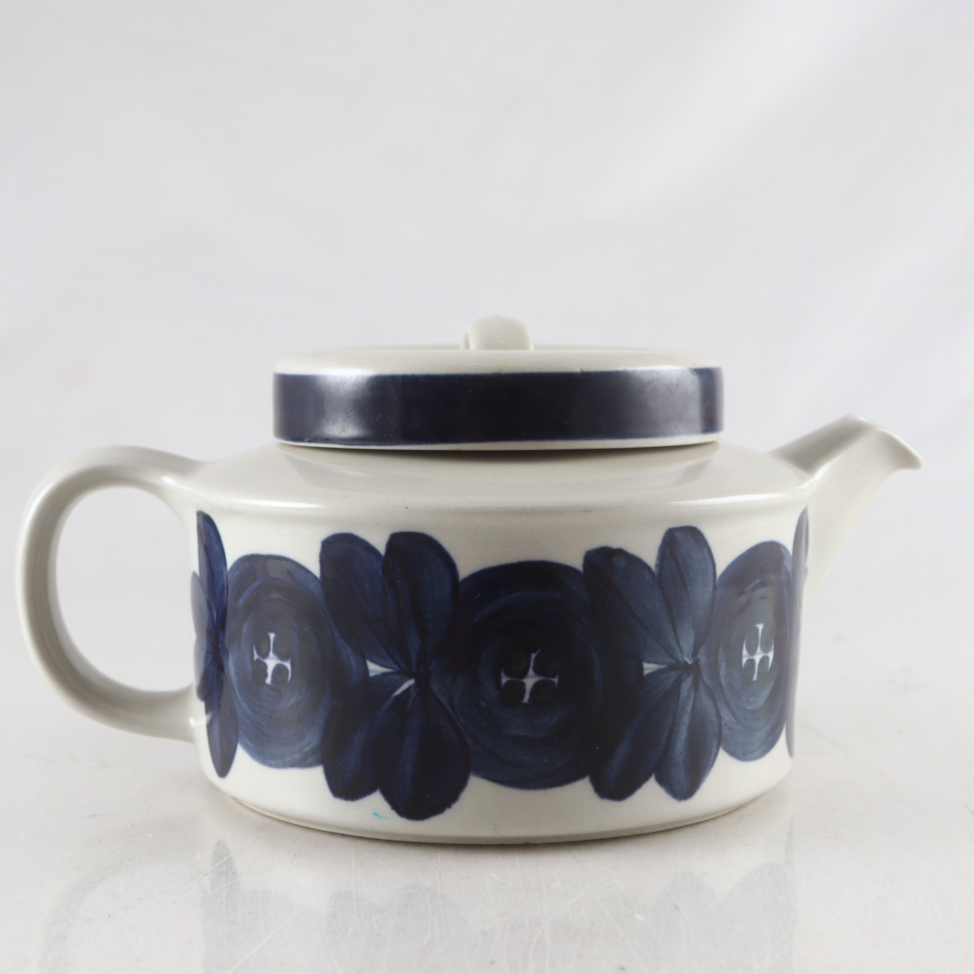 Tekanna, ”Anemon”, Ulla Procopé, Arabia. Samfraktas ej.