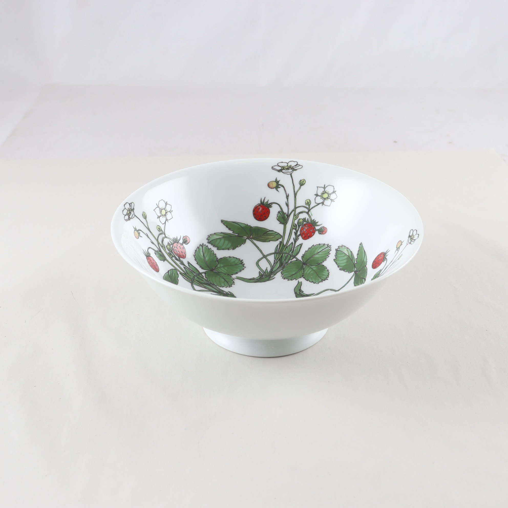 Skål, IKEA, ”Midsommar”, smultron, Margurite Walfridsson. Samfraktas ej