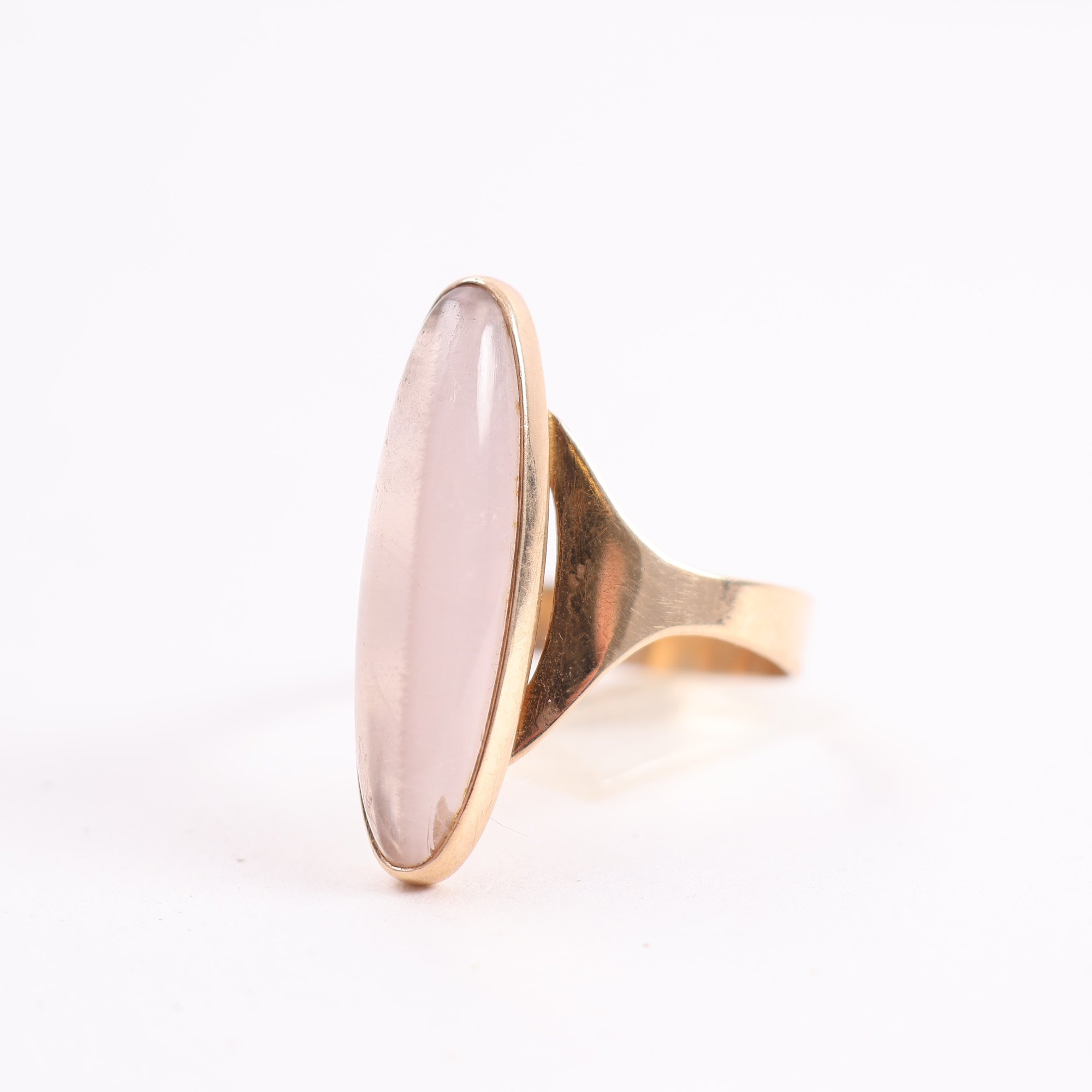Ring, guld 585/14k, Cabochon slipad rosenkvarts. Brv: 3.3g