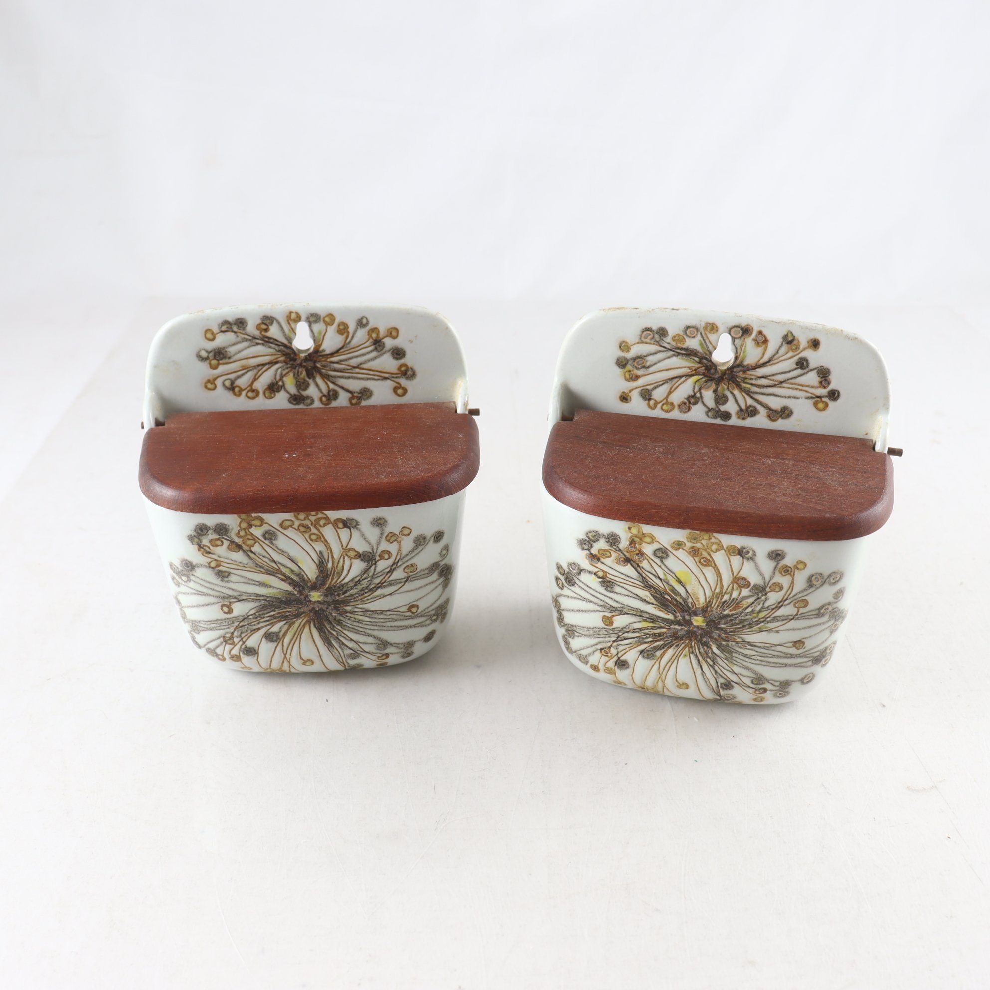 Burkar med lock, Royal Copenhagen, ”Baca”, 1970-tal, fajans, teak. Samfraktas ej