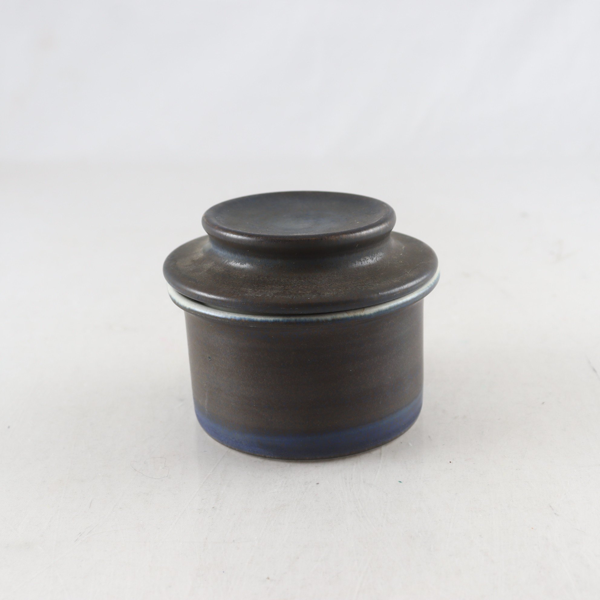 Burk med lock, Höganäs, Signe Persson-Melin, stengods.