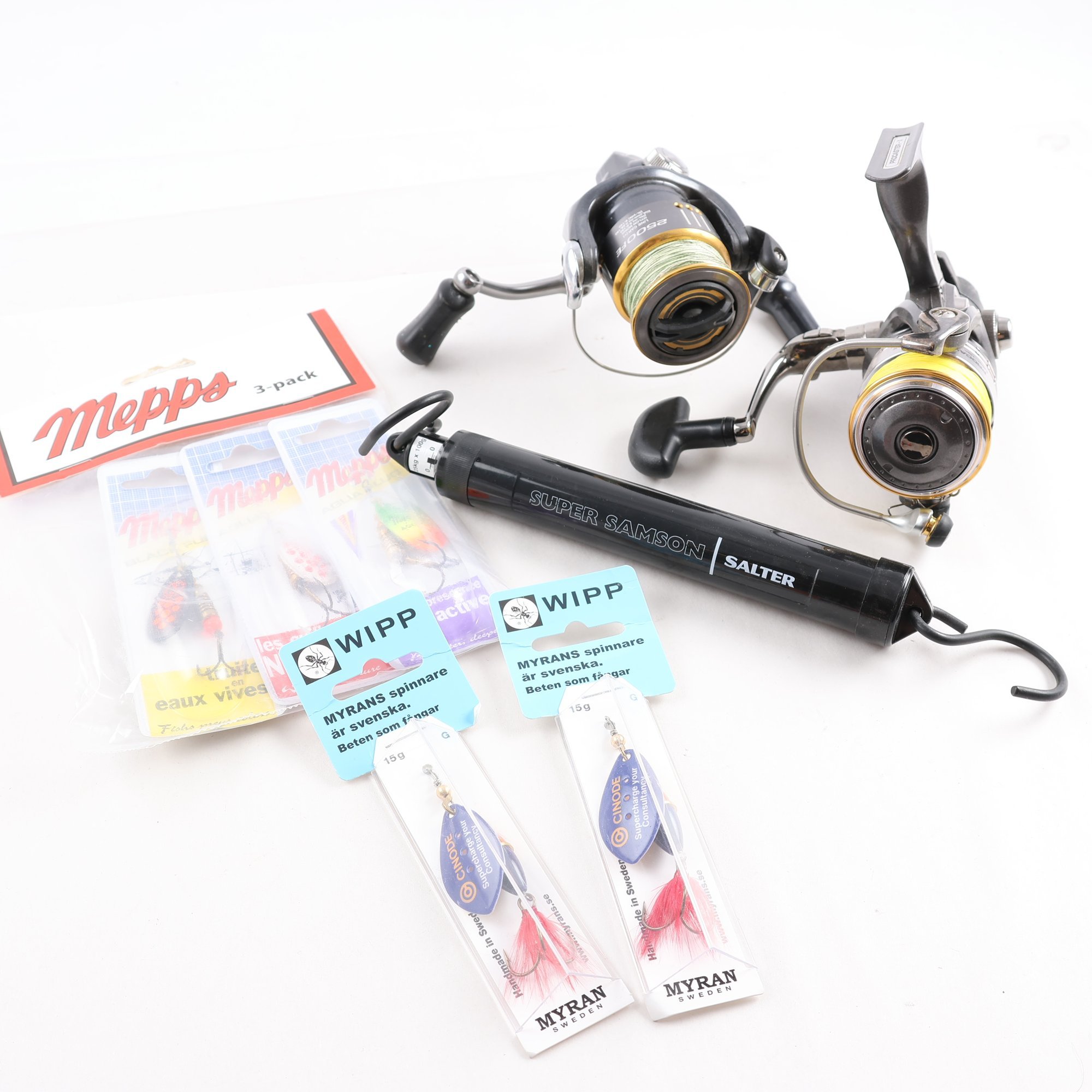 Fiskerullar, Shimano och daiwa, 2st med blandat fiske tillbehör.