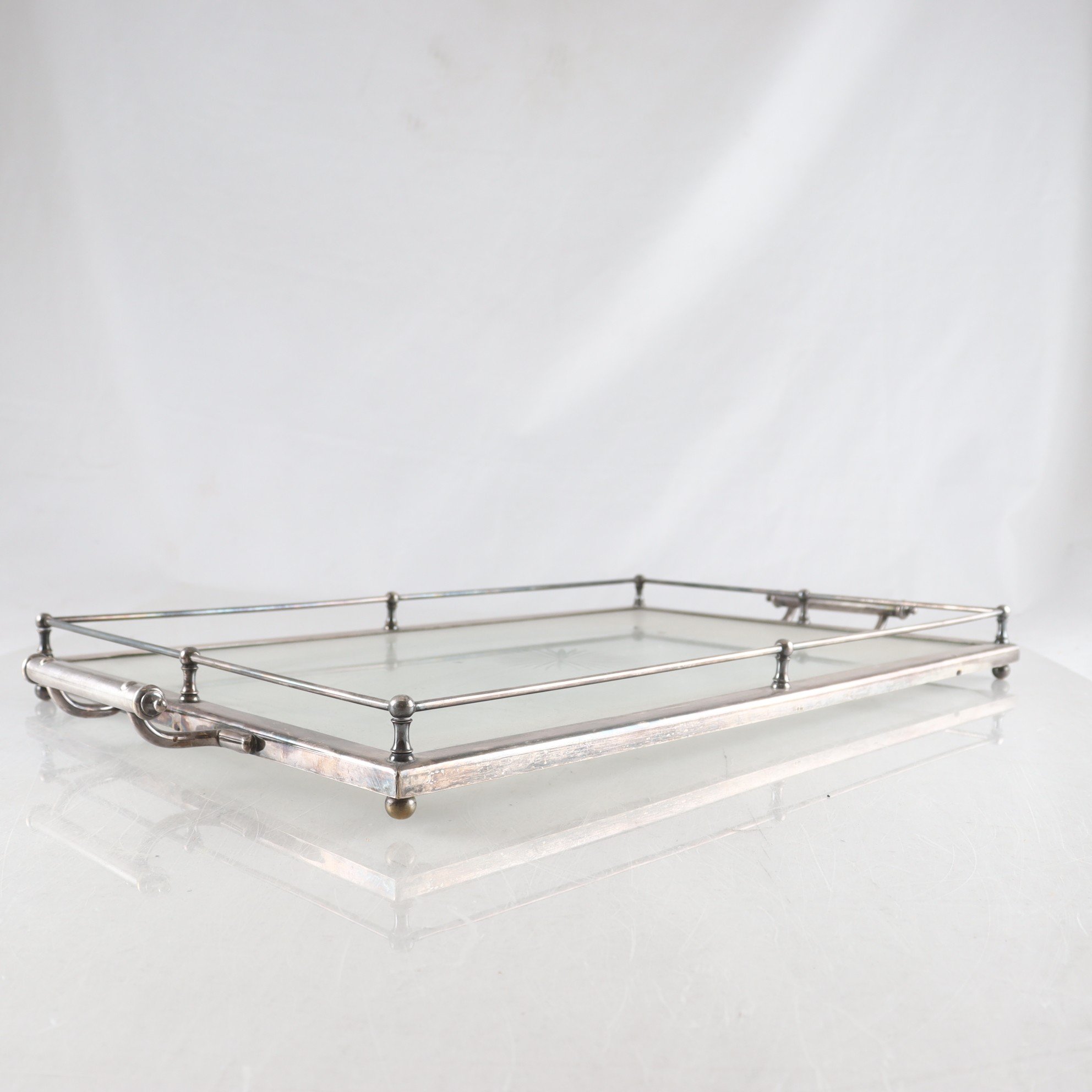 Bricka, glas, nysilver, GAB, Stockholm. Endast avhämtning.